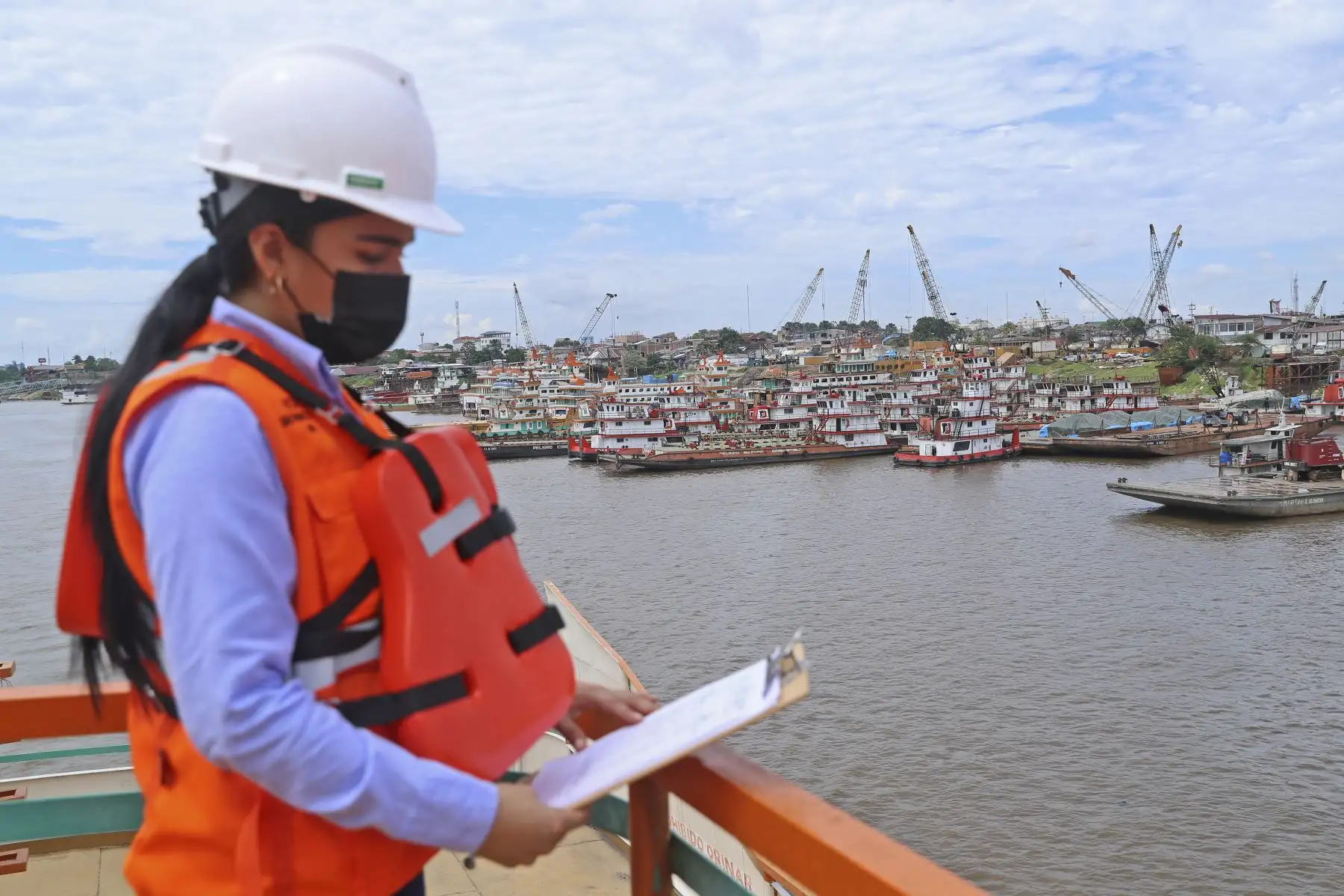 El ministro de Transportes y Comunicaciones, Juan Silva, acompañado de los armadores de Iquitos; supervisó la construcción del puente Nanay que lleva un avance del 92% y que entrará este año en servicio. Foto: ANDINA/MTC