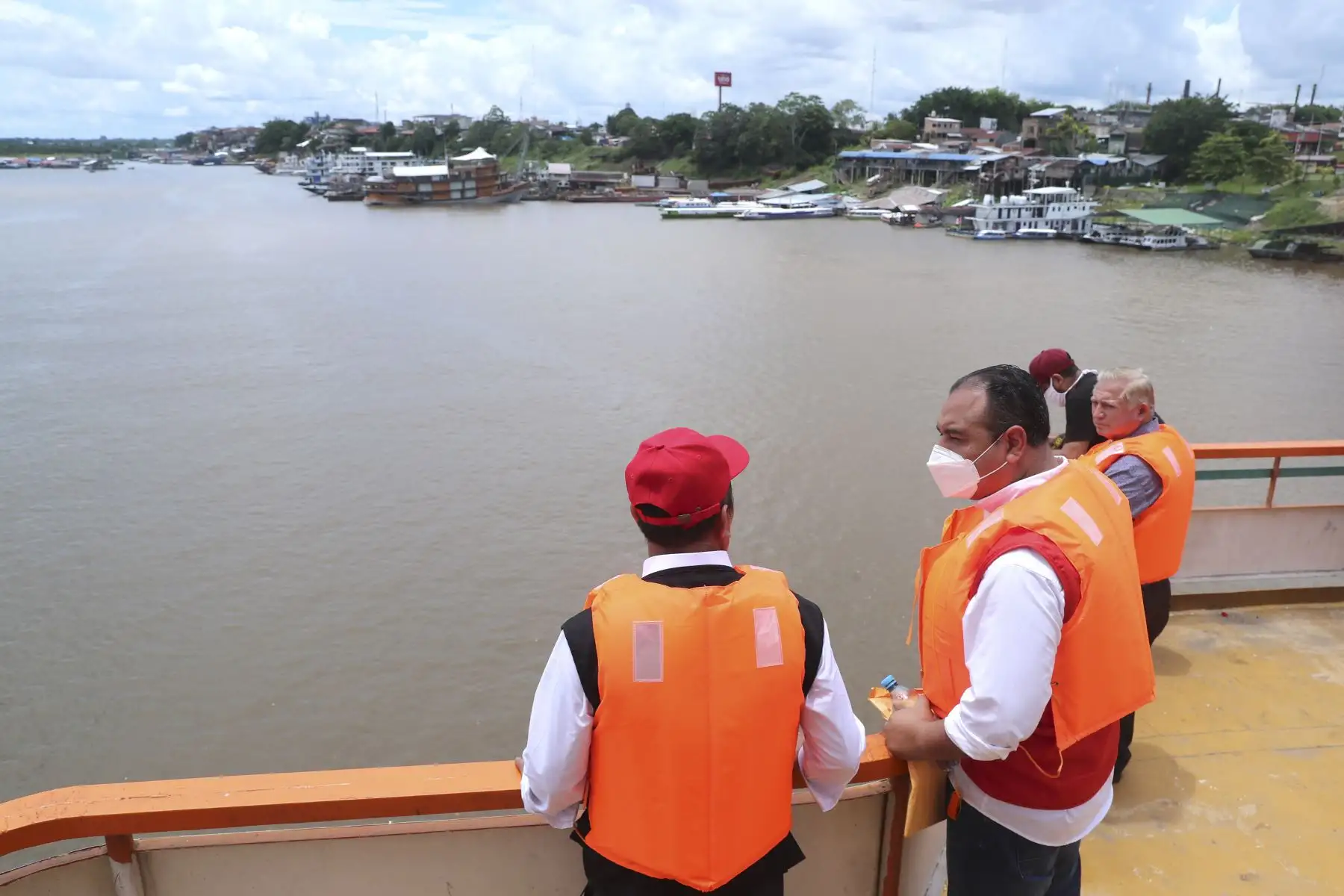 El ministro de Transportes y Comunicaciones, Juan Silva, acompañado de los armadores de Iquitos; supervisó la construcción del puente Nanay que lleva un avance del 92% y que entrará este año en servicio. Foto: ANDINA/MTC