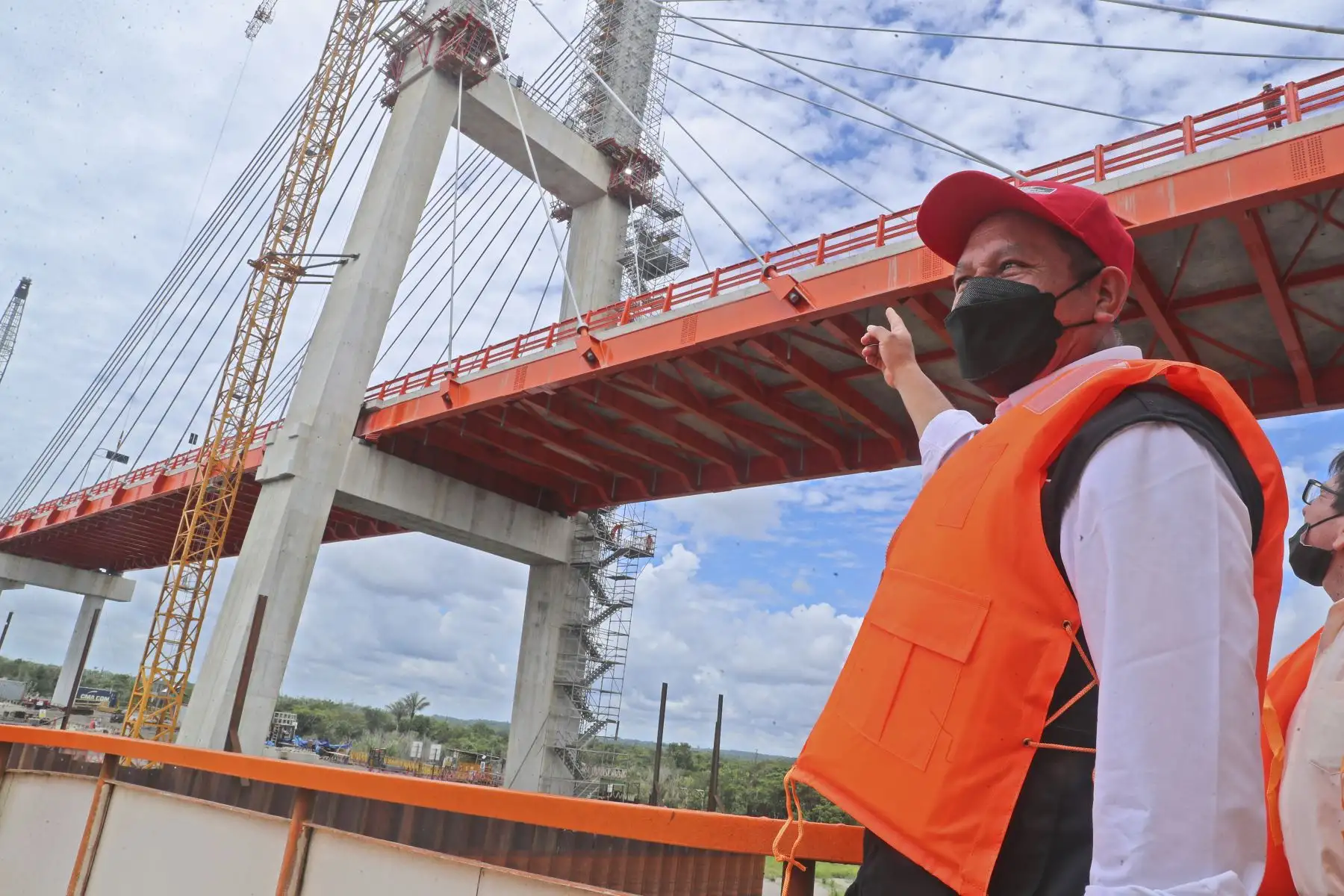 El ministro de Transportes y Comunicaciones, Juan Silva, acompañado de los armadores de Iquitos; supervisó la construcción del puente Nanay que lleva un avance del 92% y que entrará este año en servicio. Foto: ANDINA/MTC