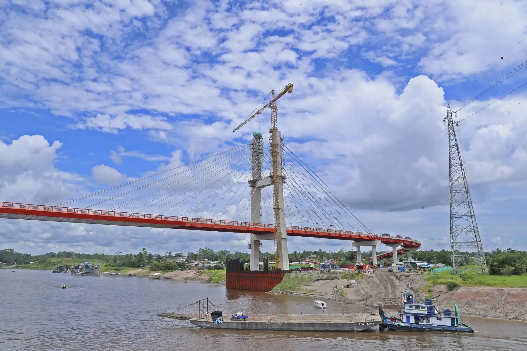 El ministro de Transportes y Comunicaciones, Juan Silva, acompañado de los armadores de Iquitos; supervisó la construcción del puente Nanay que lleva un avance del 92% y que entrará este año en servicio. Foto: ANDINA/MTC