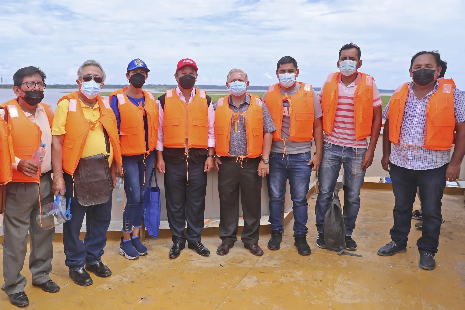 El ministro de Transportes y Comunicaciones, Juan Silva, acompañado de los armadores de Iquitos; supervisó la construcción del puente Nanay que lleva un avance del 92% y que entrará este año en servicio. Foto: ANDINA/MTC