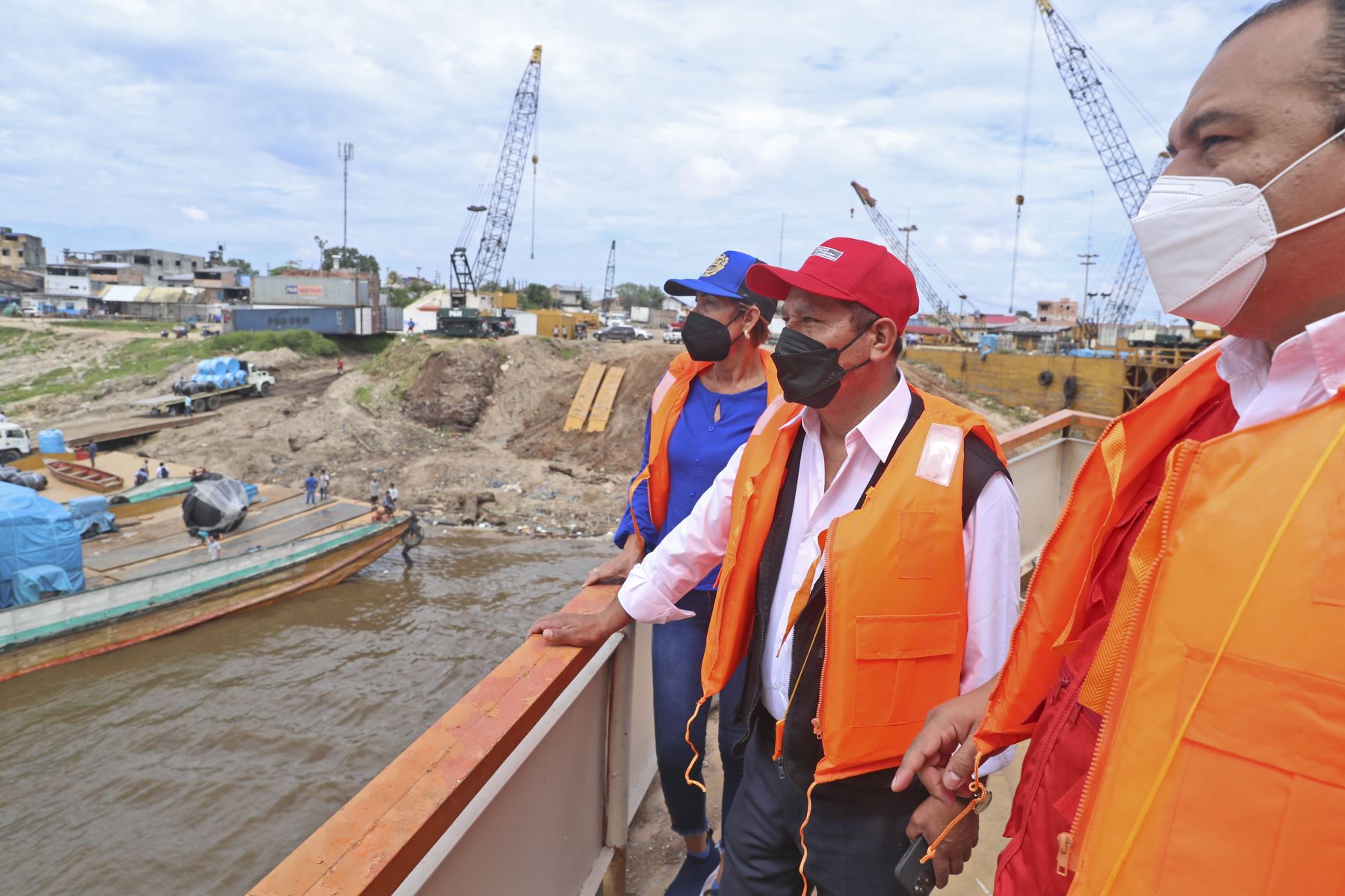 El ministro de Transportes y Comunicaciones, Juan Silva, acompañado de los armadores de Iquitos; supervisó la construcción del puente Nanay que lleva un avance del 92% y que entrará este año en servicio. Foto: ANDINA/MTC