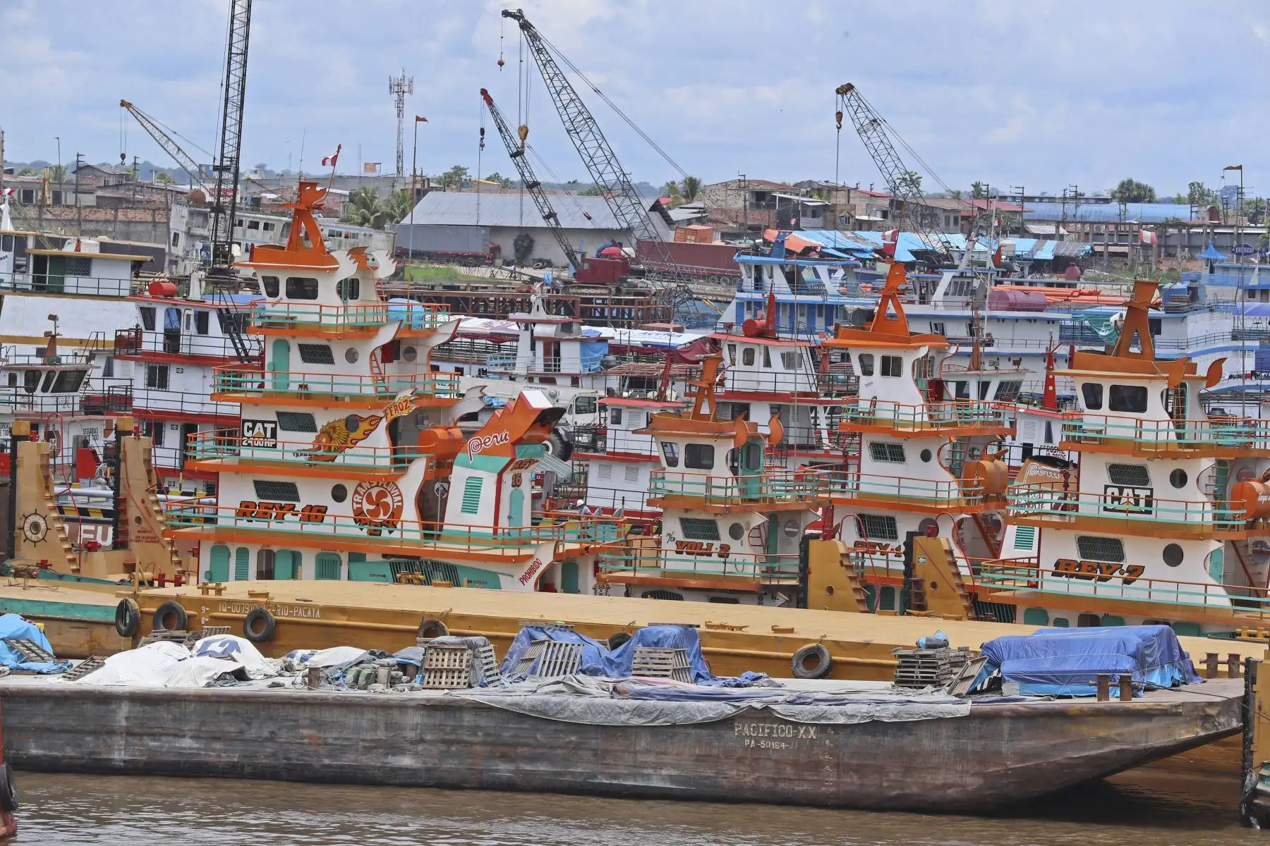 El ministro de Transportes y Comunicaciones, Juan Silva, acompañado de los armadores de Iquitos; supervisó la construcción del puente Nanay que lleva un avance del 92% y que entrará este año en servicio. Foto: ANDINA/MTC