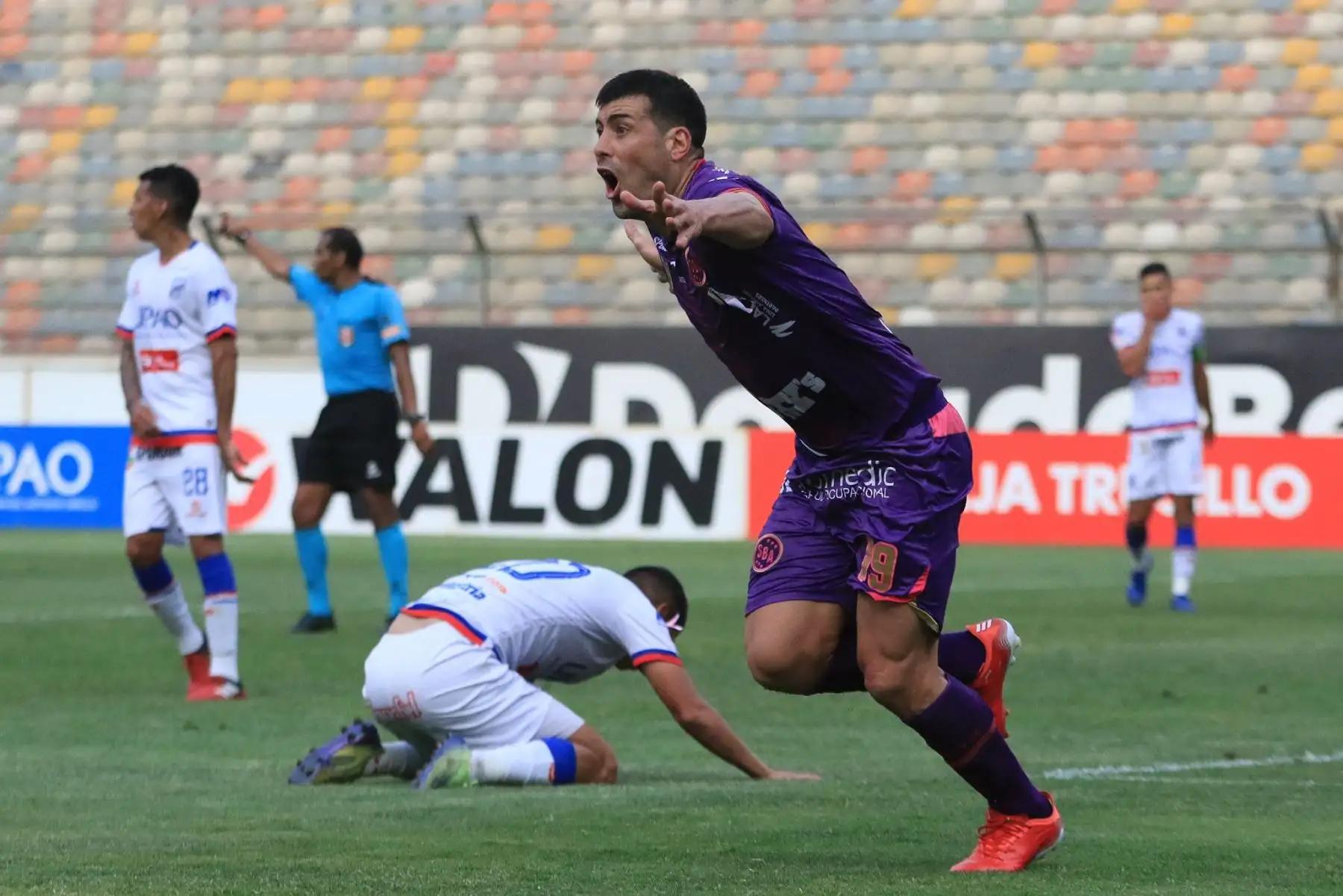 Sebastián Penco de Sport Boys celebra tras anotar el empate 3-3 ante Carlos Manucci durante partido por la fecha 16 de la Liga 1, en el Estadio Monumental. Foto: Liga 1