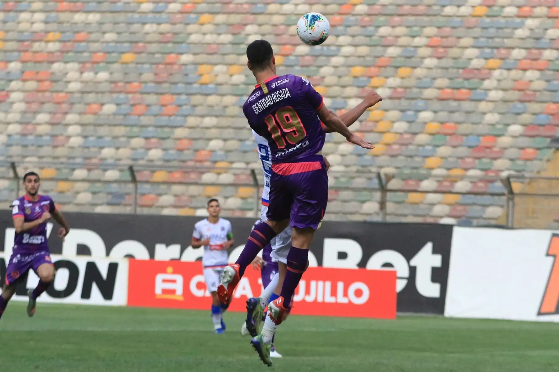Sebastián Penco de Sport Boys celebra tras anotar el empate 3-3 ante Carlos Manucci durante partido por la fecha 16 de la Liga 1, en el Estadio Monumental. Foto: Liga 1
