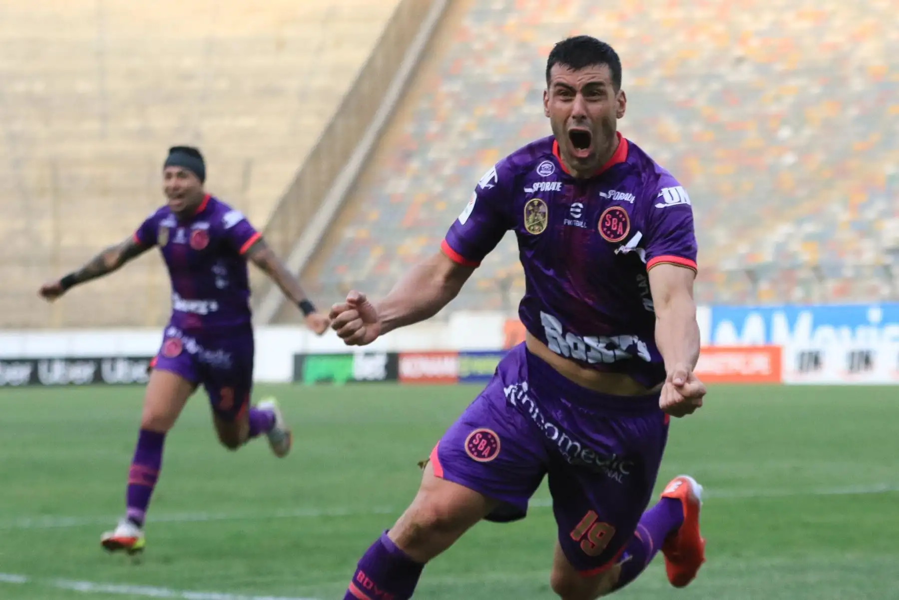 Sebastián Penco de Sport Boys celebra tras anotar el empate 3-3 ante Carlos Manucci durante partido por la fecha 16 de la Liga 1, en el Estadio Monumental. Foto: Liga 1