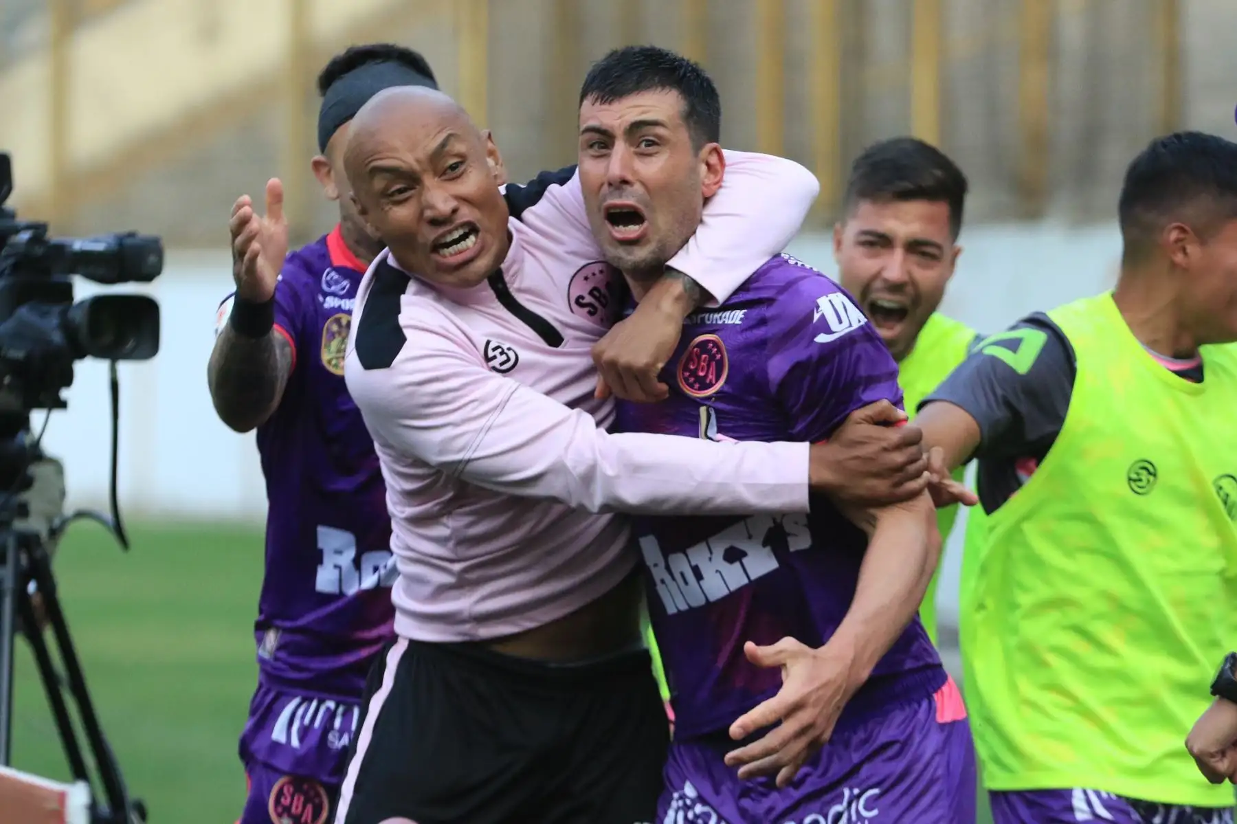 Sebastián Penco de Sport Boys celebra tras anotar el empate 3-3 ante Carlos Manucci durante partido por la fecha 16 de la Liga 1, en el Estadio Monumental. Foto: Liga 1