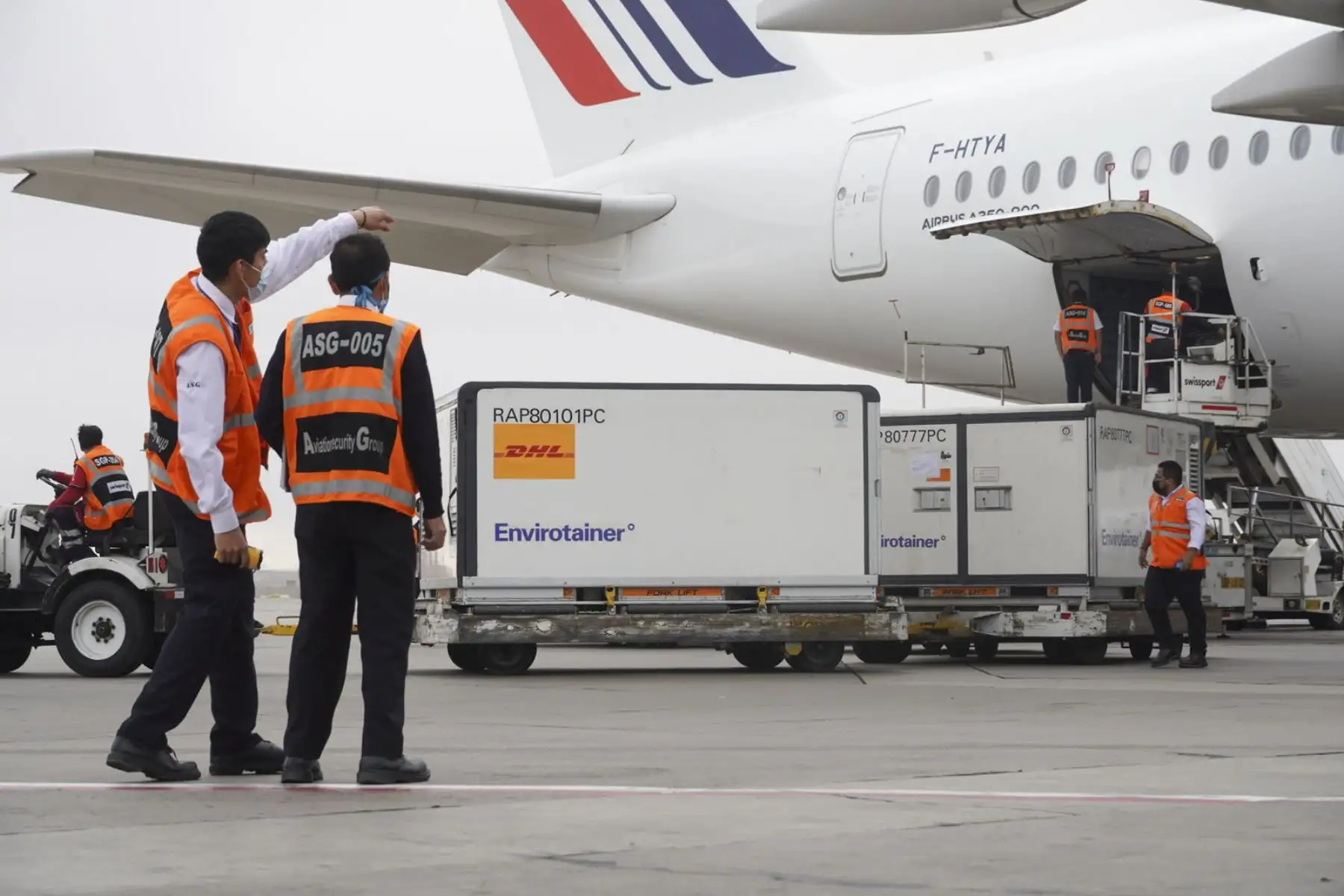 El ministro de Salud, Hernando Cevallos, supervisó esta tarde el arribo de lote de 1 908 100 dosis de la vacuna Sinopharm contra la covid-19, en el aeropuerto internacional Jorge Chávez del Callao. Foto: ANDINA/Minsa