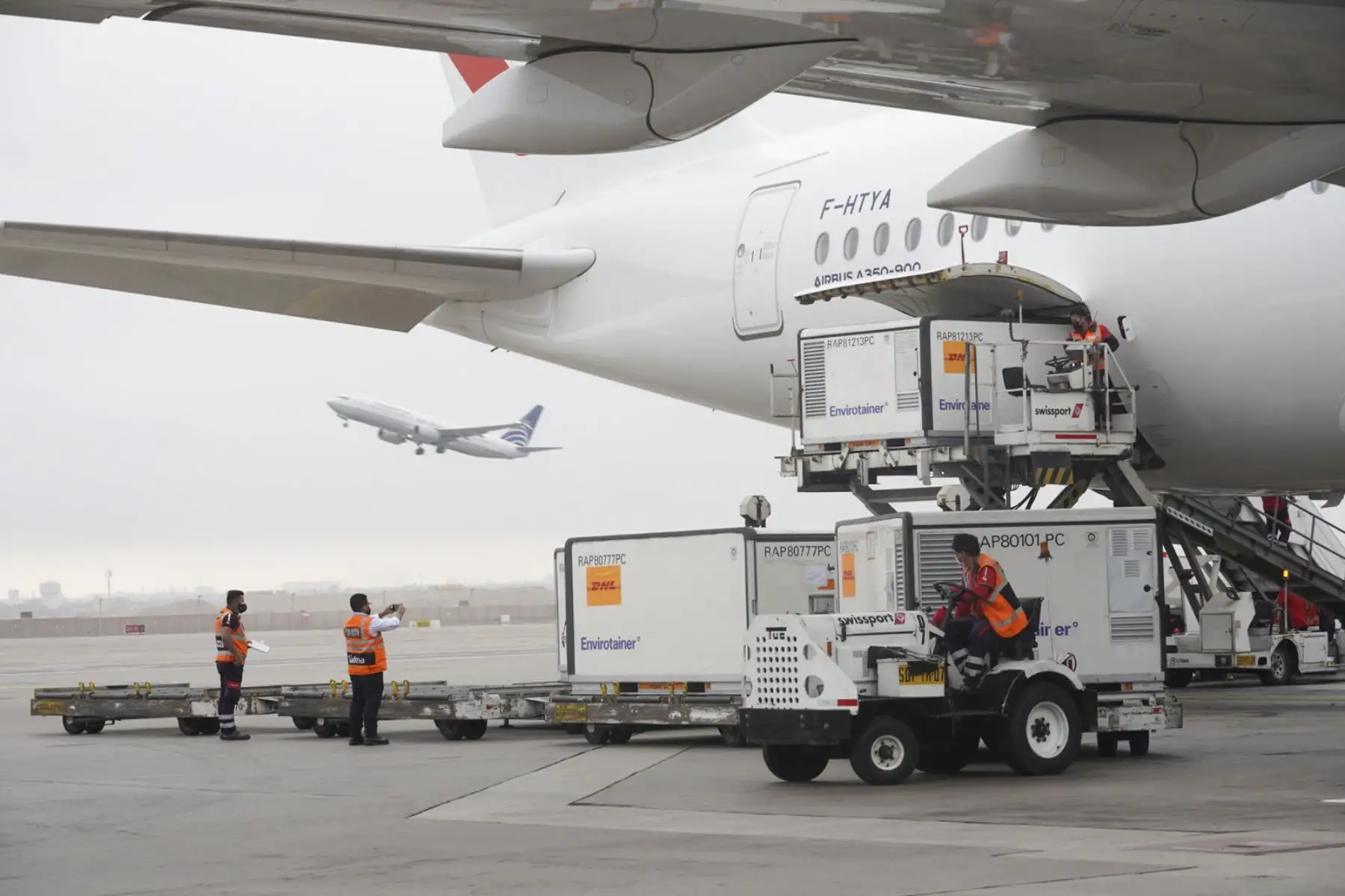 El ministro de Salud, Hernando Cevallos, supervisó esta tarde el arribo de lote de 1 908 100 dosis de la vacuna Sinopharm contra la covid-19, en el aeropuerto internacional Jorge Chávez del Callao. Foto: ANDINA/Minsa