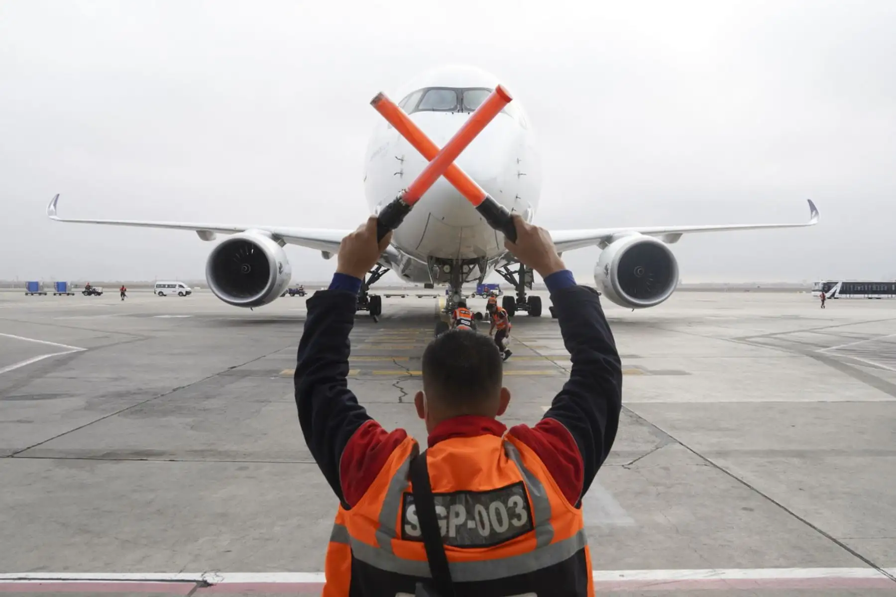 El ministro de Salud, Hernando Cevallos, supervisó esta tarde el arribo de lote de 1 908 100 dosis de la vacuna Sinopharm contra la covid-19, en el aeropuerto internacional Jorge Chávez del Callao. Foto: ANDINA/Minsa