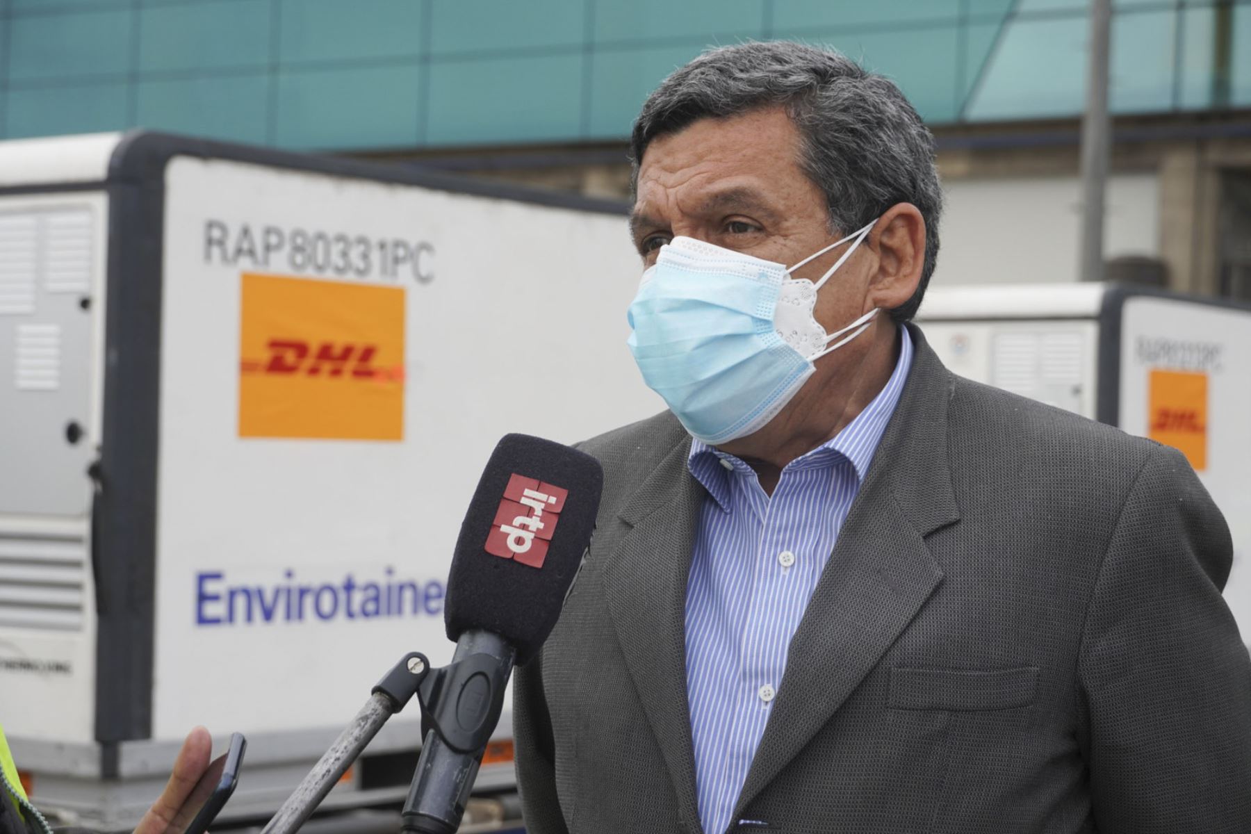El ministro de Salud, Hernando Cevallos, supervisó esta tarde el arribo de lote de 1 908 100 dosis de la vacuna Sinopharm contra la covid-19, en el aeropuerto internacional Jorge Chávez del Callao. Foto: ANDINA/Minsa