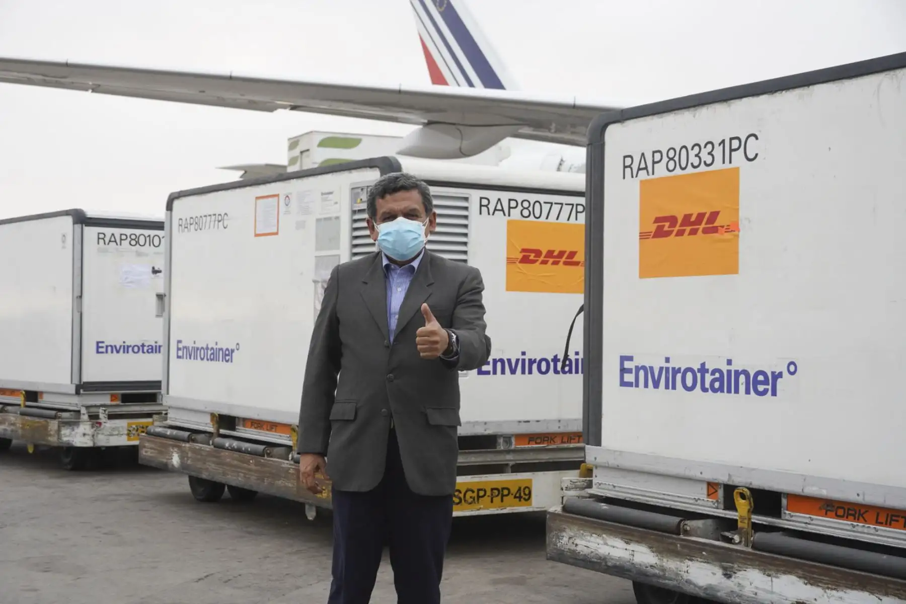El ministro de Salud, Hernando Cevallos, supervisó esta tarde el arribo de lote de 1 908 100 dosis de la vacuna Sinopharm contra la covid-19, en el aeropuerto internacional Jorge Chávez del Callao. Foto: ANDINA/Minsa