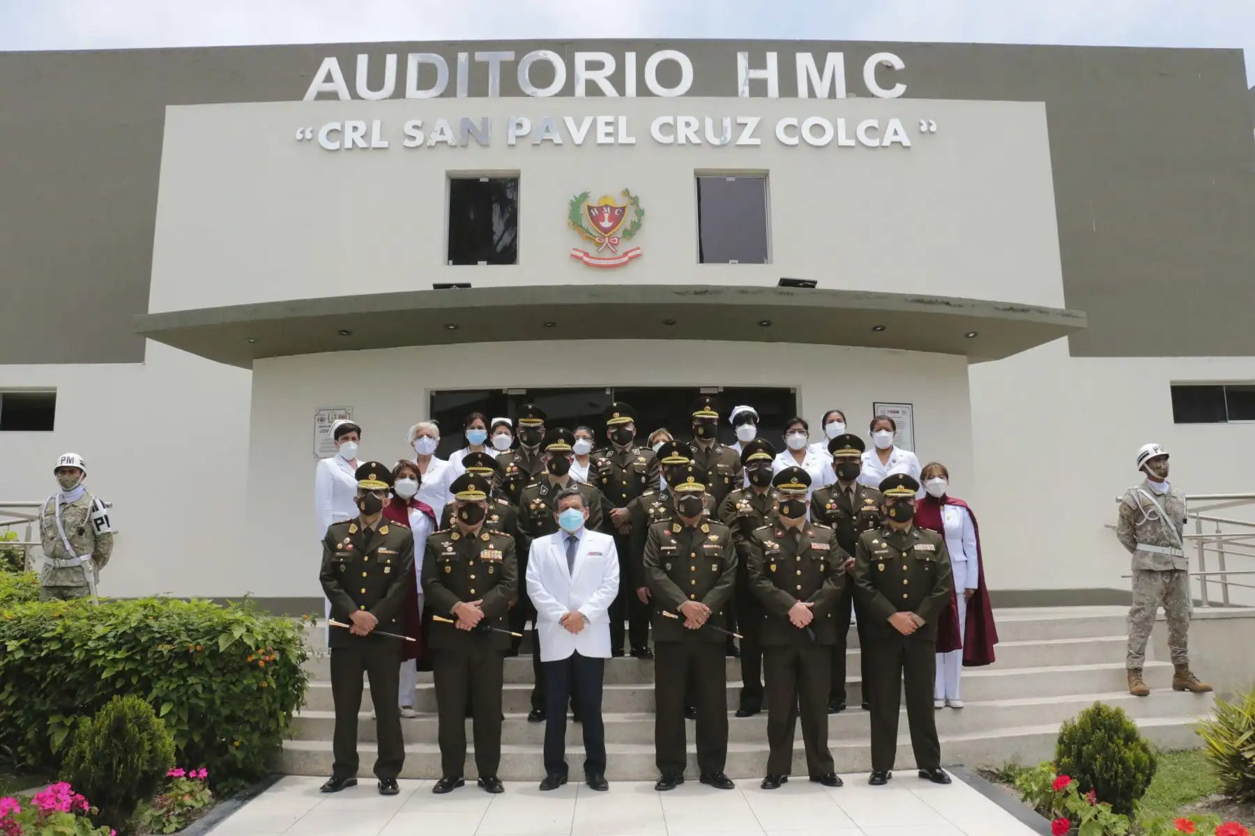 En el Hospital Militar Central se rindió un homenaje a los médicos y personal asistencial militar fallecido prestando servicios para enfrentar la COVID-19. El ministro de salud, Hernando Cevallos, destacó el apoyo brindado por las Fuerzas Armadas en la lucha contra la pandemia. Foto: ANDINA/ MINSA