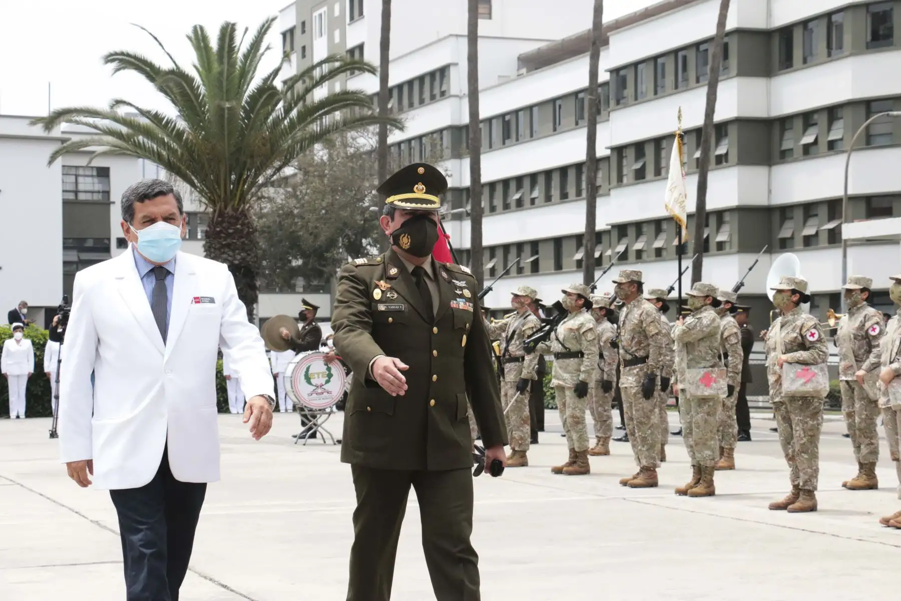 En el Hospital Militar Central se rindió un homenaje a los médicos y personal asistencial militar fallecido prestando servicios para enfrentar la COVID-19. El ministro de salud, Hernando Cevallos, destacó el apoyo brindado por las Fuerzas Armadas en la lucha contra la pandemia. Foto: ANDINA/ MINSA