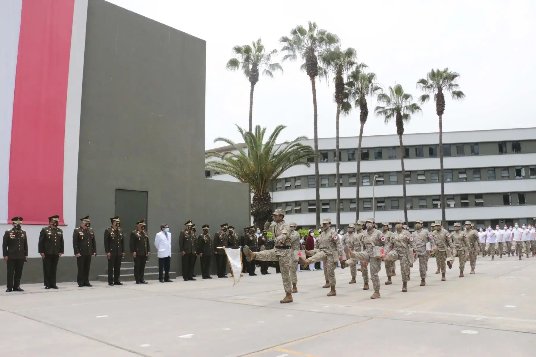 En el Hospital Militar Central se rindió un homenaje a los médicos y personal asistencial militar fallecido prestando servicios para enfrentar la COVID-19. El ministro de salud, Hernando Cevallos, destacó el apoyo brindado por las Fuerzas Armadas en la lucha contra la pandemia. Foto: ANDINA/ MINSA