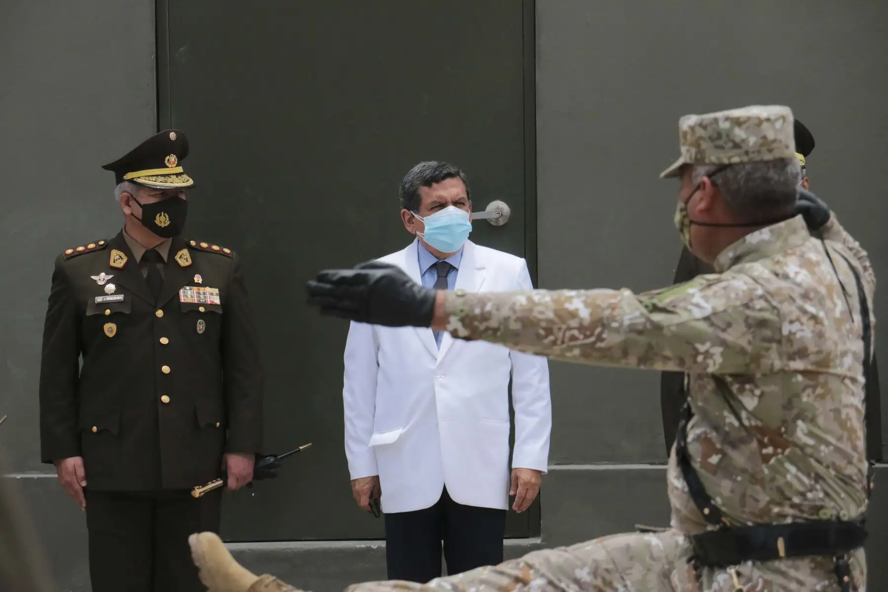 En el Hospital Militar Central se rindió un homenaje a los médicos y personal asistencial militar fallecido prestando servicios para enfrentar la COVID-19. El ministro de salud, Hernando Cevallos, destacó el apoyo brindado por las Fuerzas Armadas en la lucha contra la pandemia. Foto: ANDINA/ MINSA