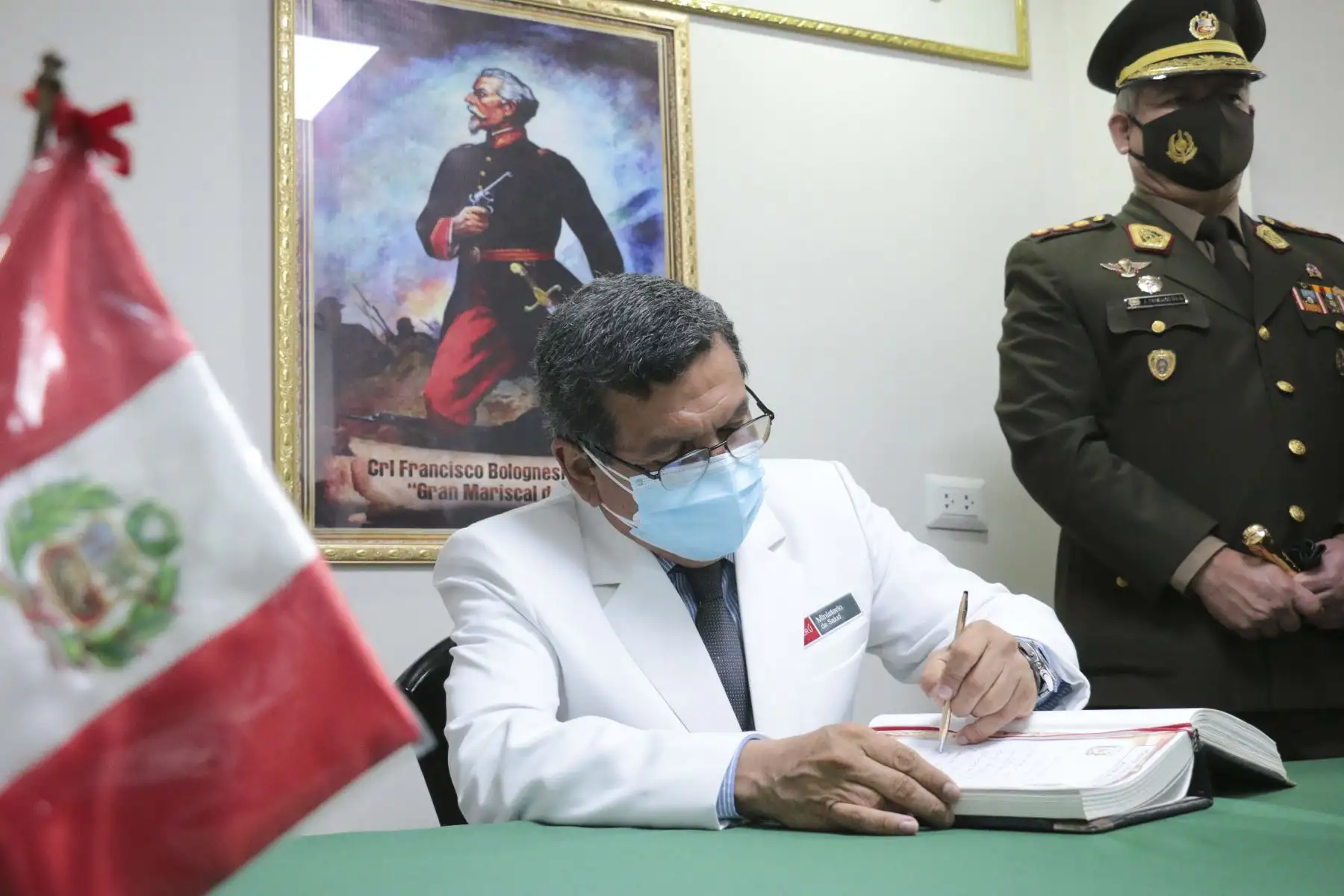 En el Hospital Militar Central se rindió un homenaje a los médicos y personal asistencial militar fallecido prestando servicios para enfrentar la COVID-19. El ministro de salud, Hernando Cevallos, destacó el apoyo brindado por las Fuerzas Armadas en la lucha contra la pandemia. Foto: ANDINA/ MINSA