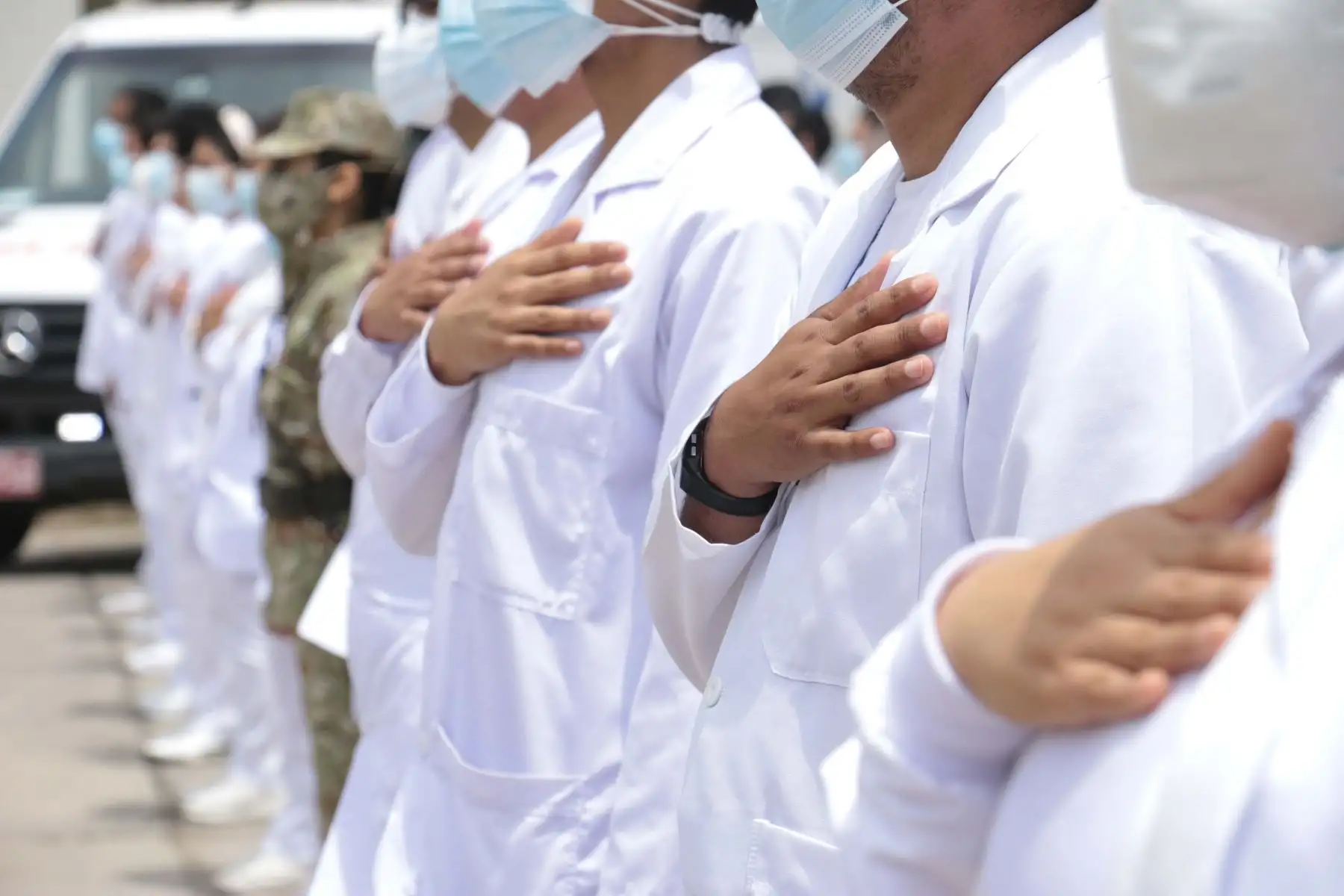En el Hospital Militar Central se rindió un homenaje a los médicos y personal asistencial militar fallecido prestando servicios para enfrentar la COVID-19. El ministro de salud, Hernando Cevallos, destacó el apoyo brindado por las Fuerzas Armadas en la lucha contra la pandemia. Foto: ANDINA/ MINSA