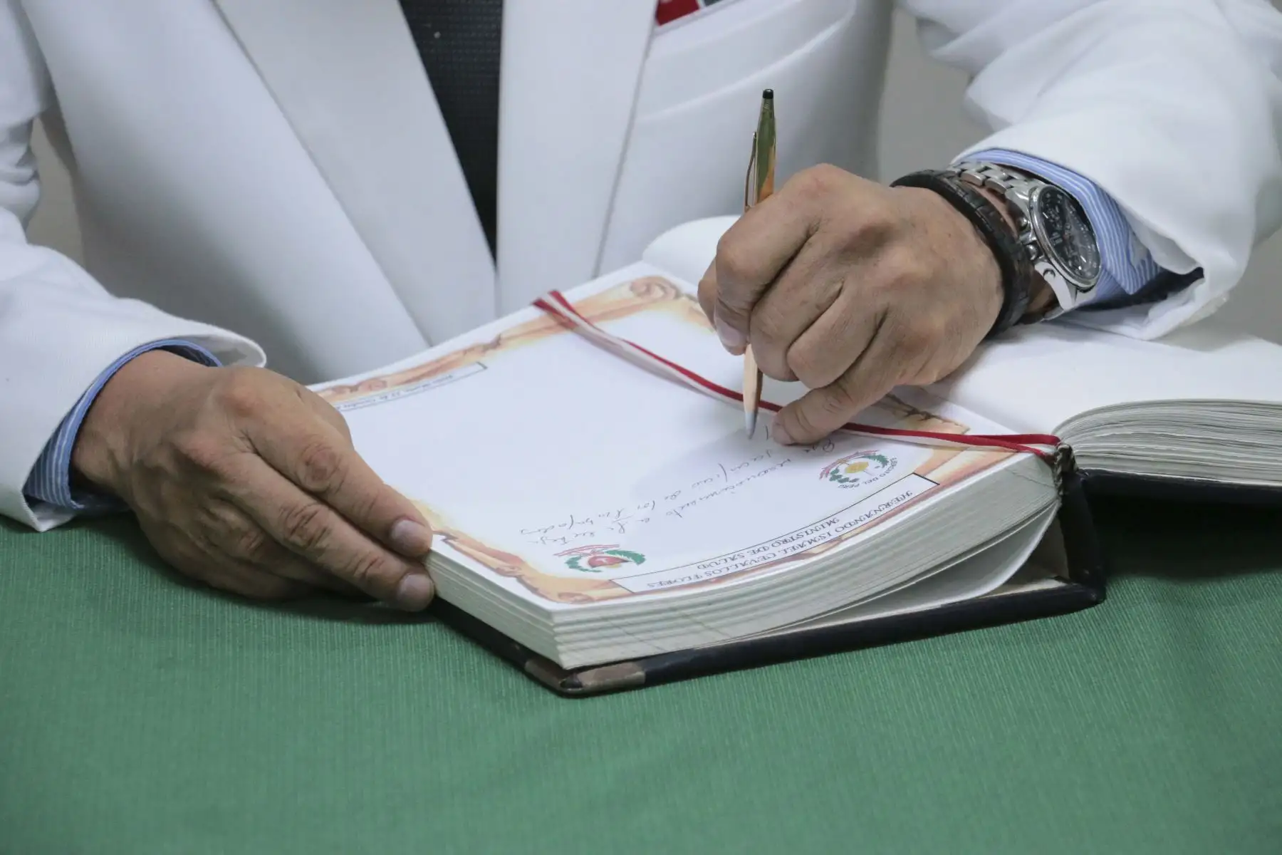 En el Hospital Militar Central se rindió un homenaje a los médicos y personal asistencial militar fallecido prestando servicios para enfrentar la COVID-19. El ministro de salud, Hernando Cevallos, destacó el apoyo brindado por las Fuerzas Armadas en la lucha contra la pandemia. Foto: ANDINA/ MINSA