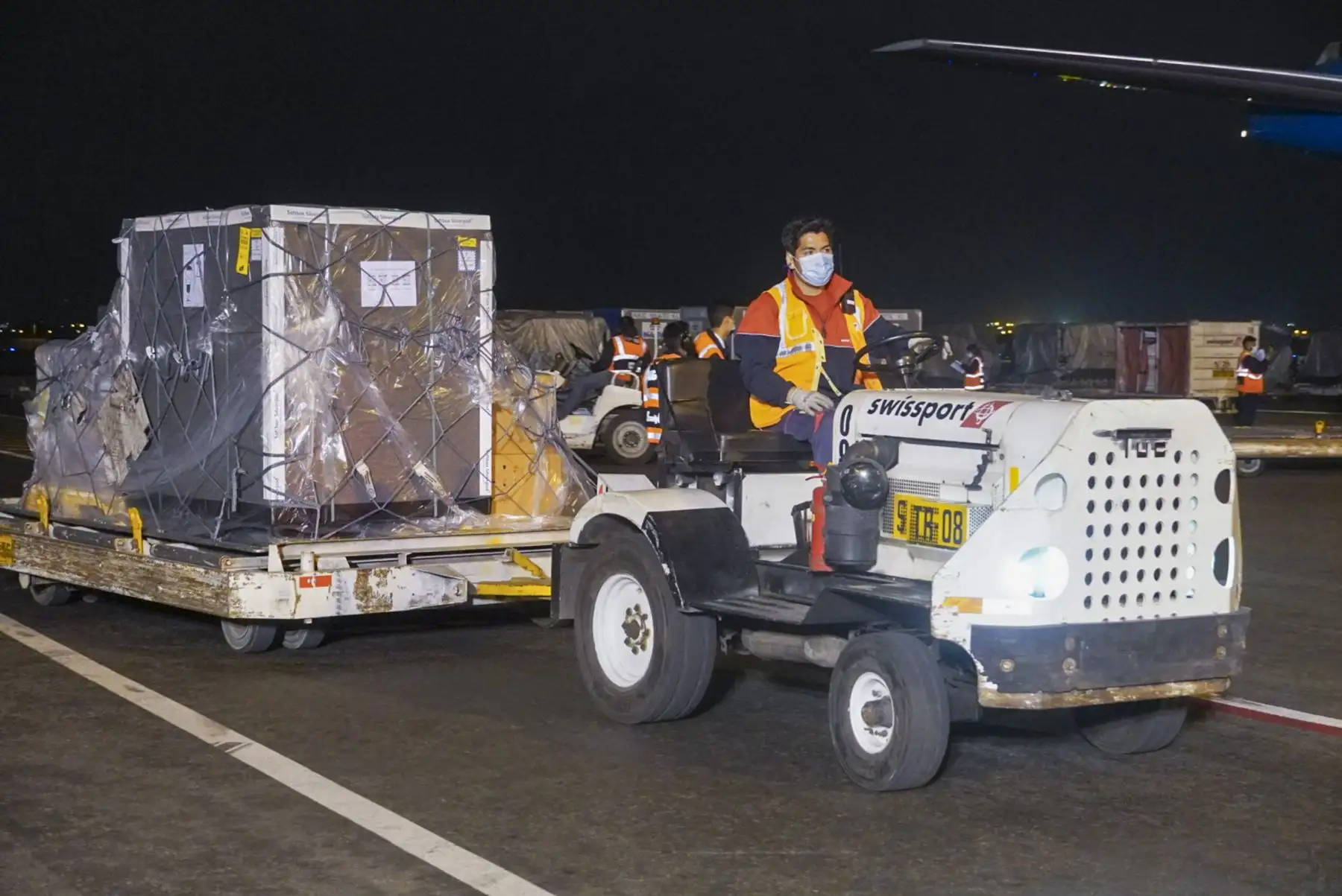 El ministro de Salud, Hernando Cevallos, recibió esta noche un lote de vacunas contra la covid-19 del laboratorio AstraZeneca, donado por España. Foto: ANDINA/Minsa