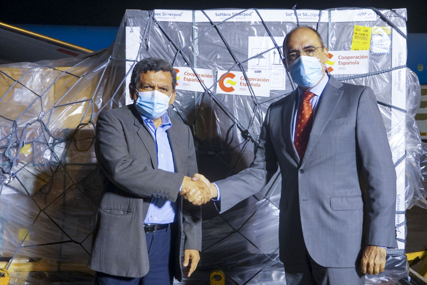 El ministro de Salud, Hernando Cevallos, recibió esta noche un lote de vacunas contra la covid-19 del laboratorio AstraZeneca, donado por España. Foto: ANDINA/Minsa