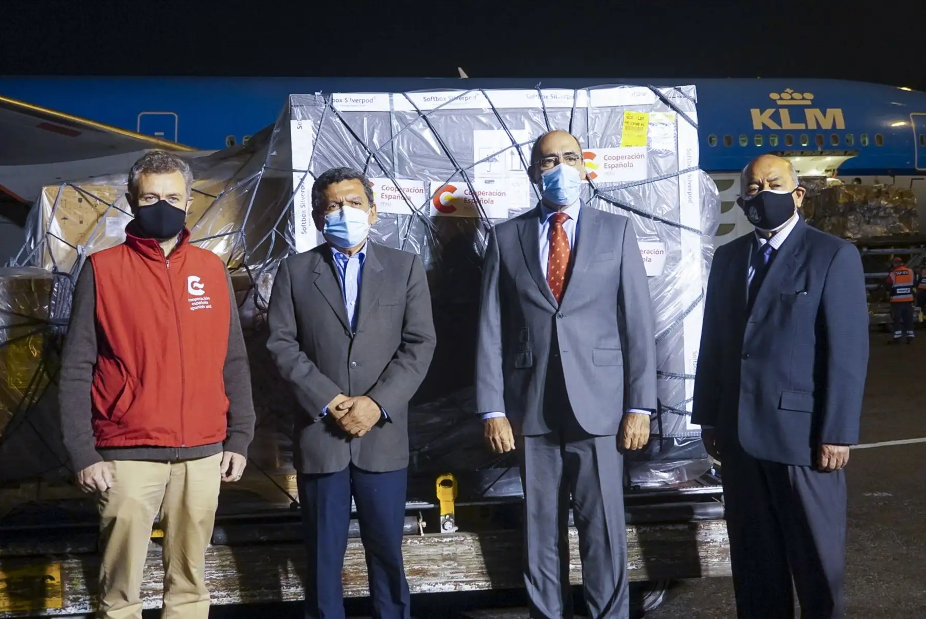 El ministro de Salud, Hernando Cevallos, recibió esta noche un lote de vacunas contra la covid-19 del laboratorio AstraZeneca, donado por España. Foto: ANDINA/Minsa