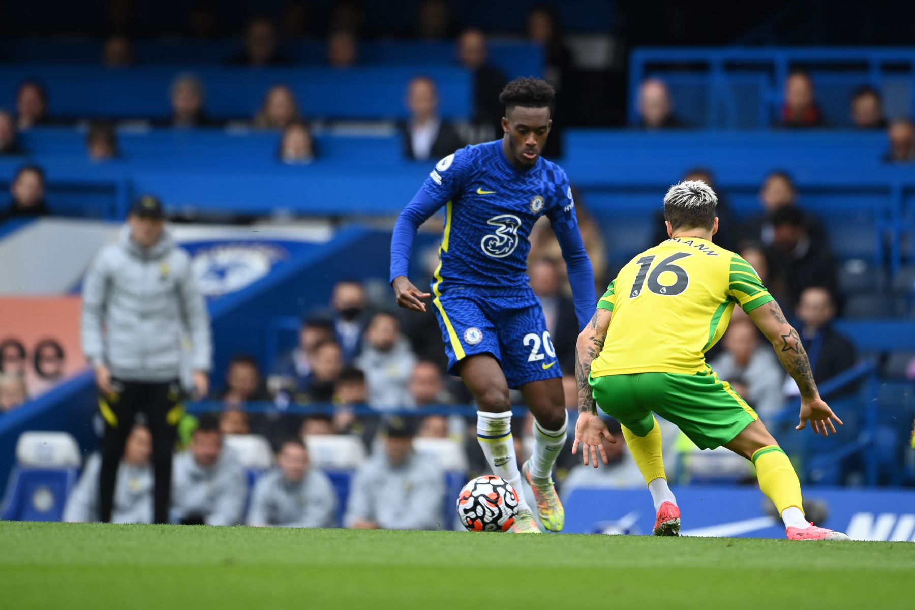 Callum Hudson-Odoi del Chelsea en acción contra Mathias Normann de Norwich durante el partido de la Premier League. Foto: EFE