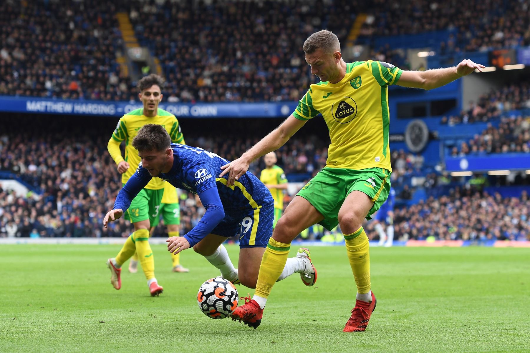 Mason Mount del Chelsea en acción contra Benjamin Gibson del Norwich City durante el partido de la Premier League. Foto: EFE