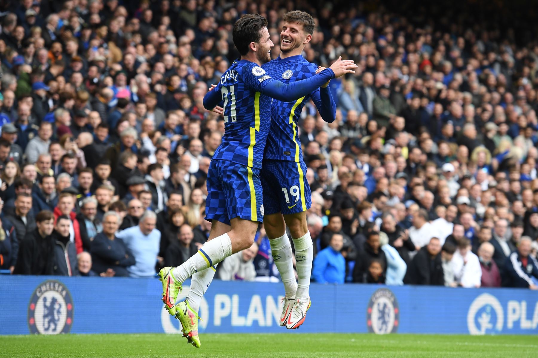 Ben Chilwell del Chelsea celebra con su compañero Mason Mount tras anotar el cuarto gol de su equipo durante el partido de la Premier League. Foto: EFE