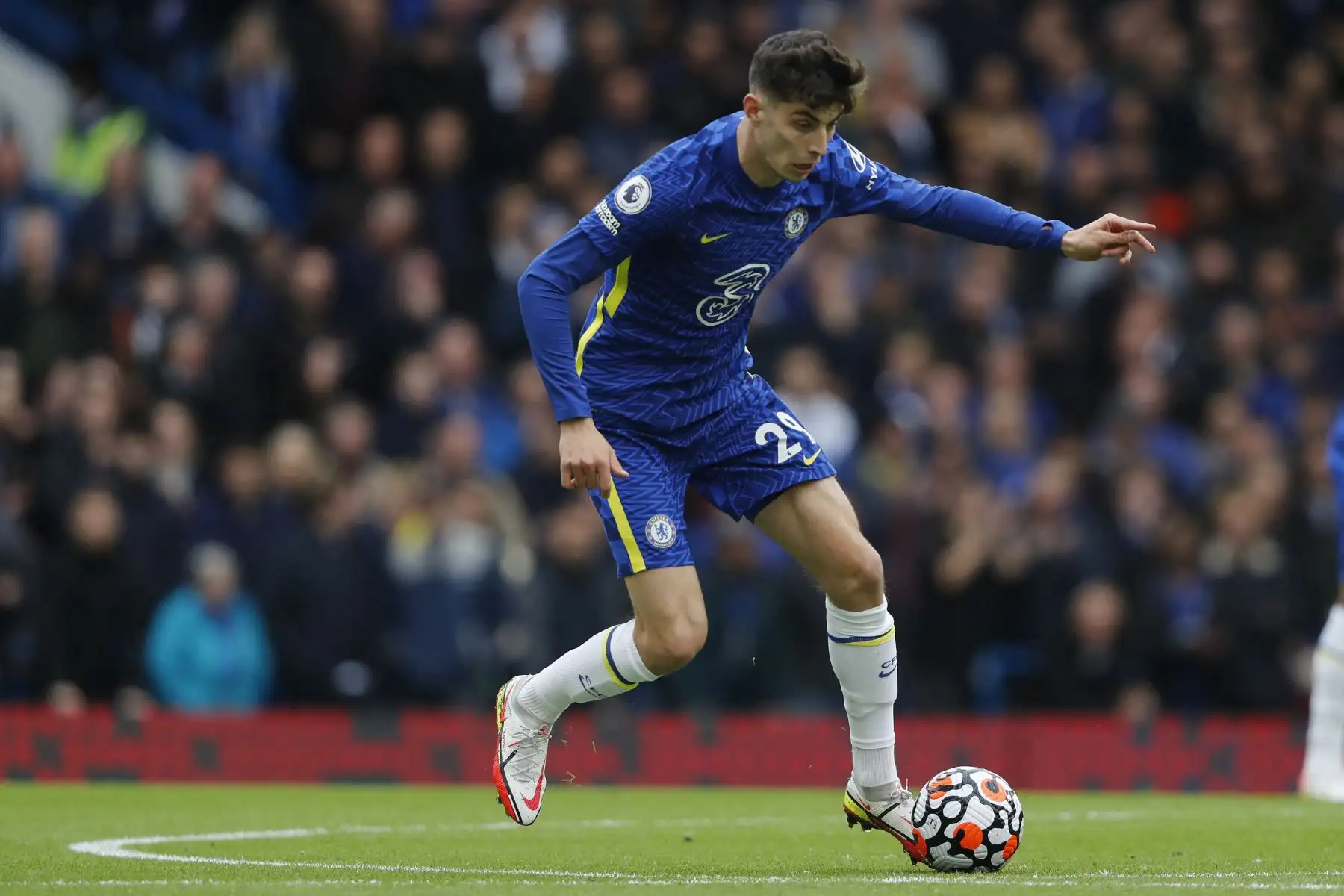 El centrocampista alemán del Chelsea Kai Havertz controla el balón durante el partido de fútbol de la Premier League. Foto: AFP