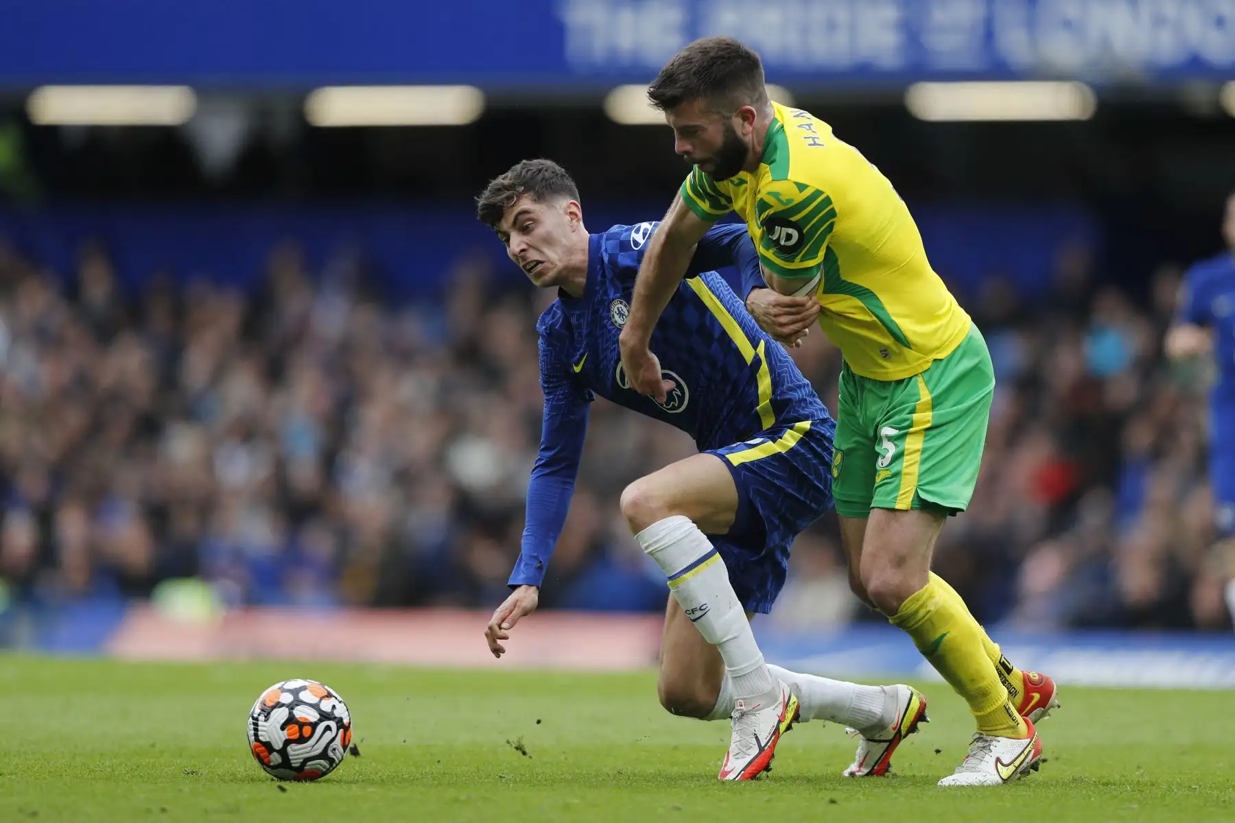 El mediocampista alemán del Chelsea Kai Havertz  compite con el defensor escocés del Norwich City Grant Hanley durante el partido de la Premier League. Foto: AFP