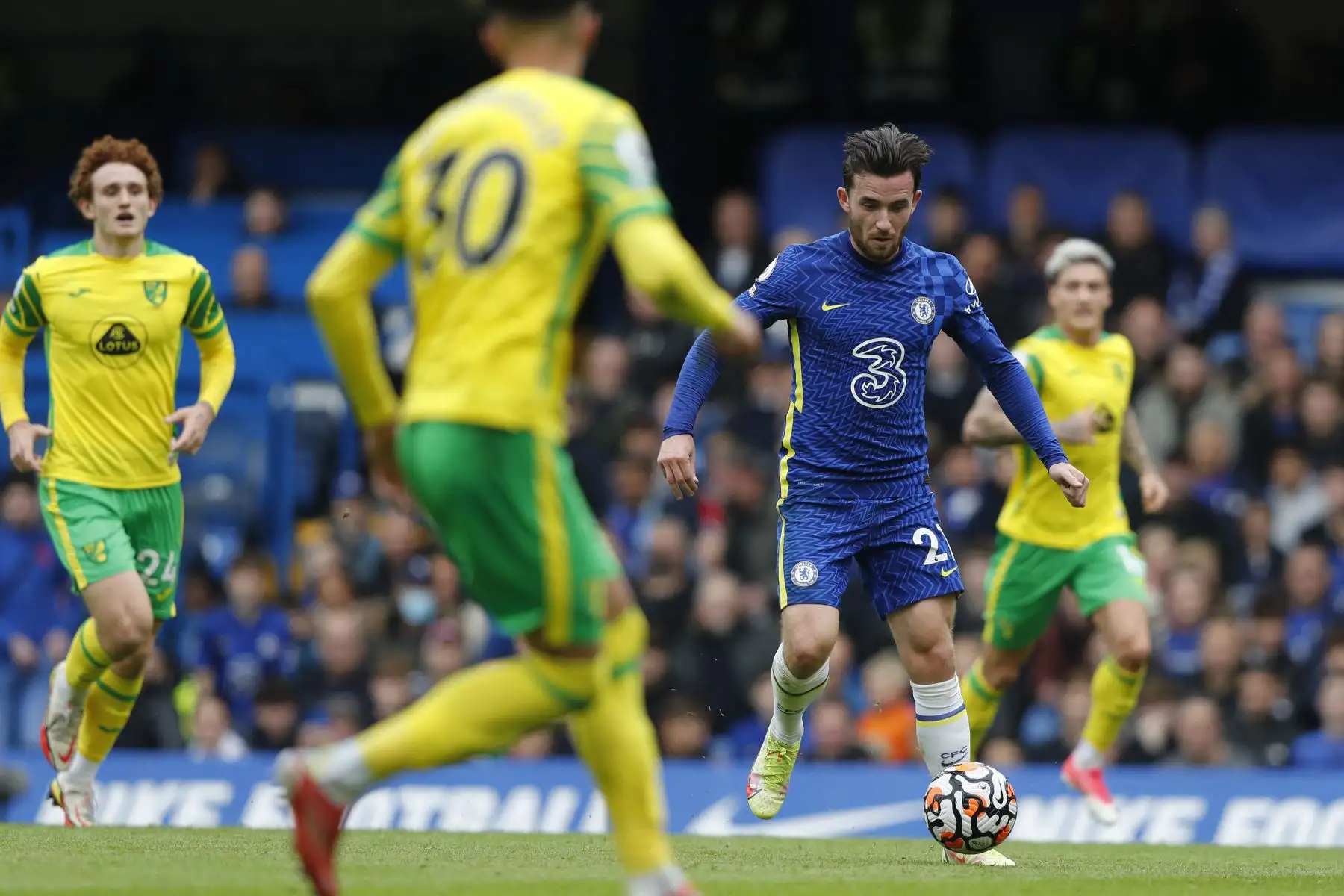 El defensor inglés del Chelsea Ben Chilwell controla el balón durante el partido de la Premier League. Foto: AFP