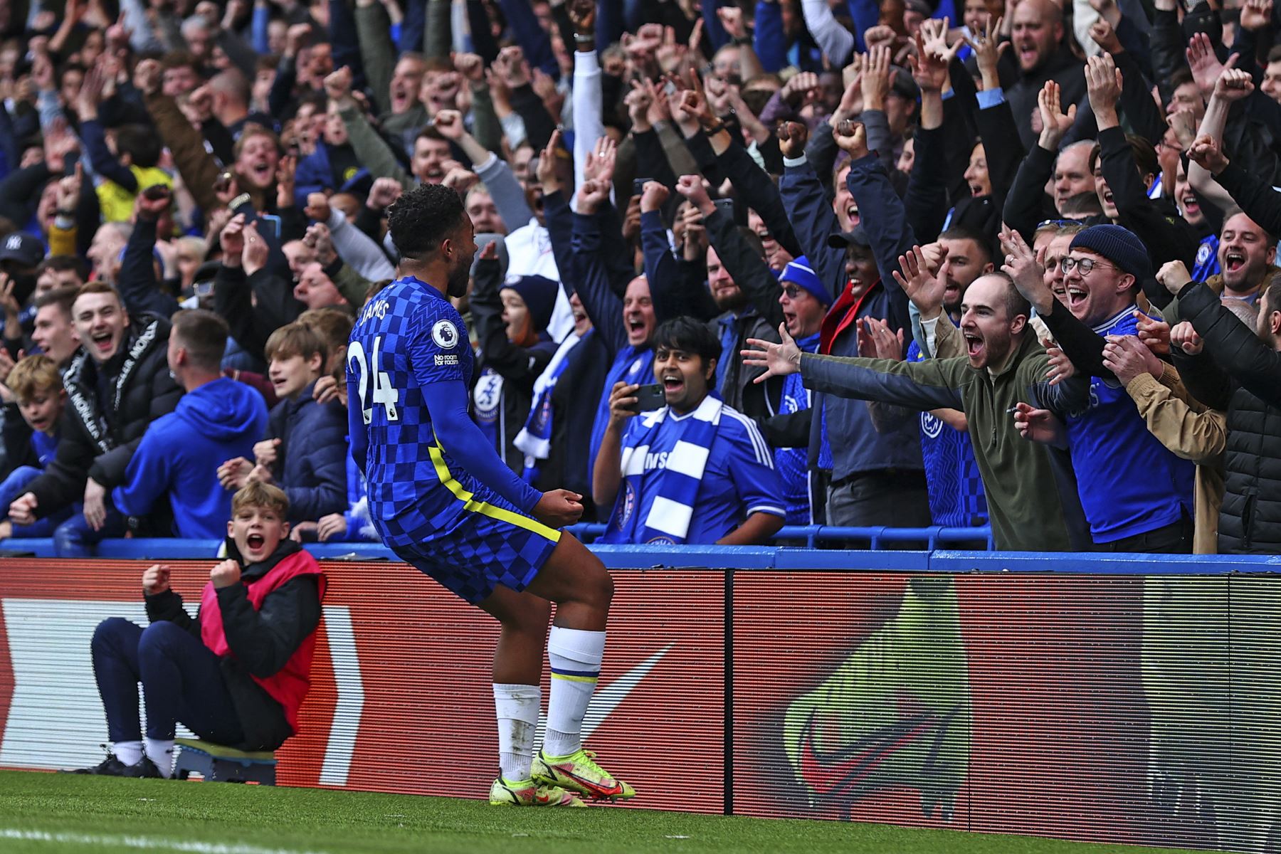 El defensor inglés del Chelsea Reece James celebra tras anotar el tercer gol de su equipo durante el partido de la Premier League. Foto: AFP