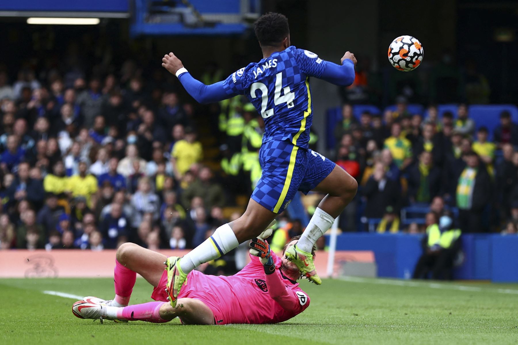 El defensor inglés del Chelsea Reece James anota el tercer gol de su equipo durante el partido de la Premier League. Foto: AFP