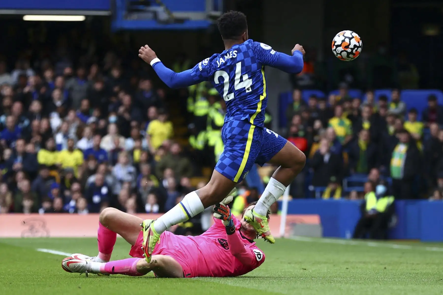 El defensor inglés del Chelsea Reece James anota el tercer gol de su equipo durante el partido de la Premier League. Foto: AFP