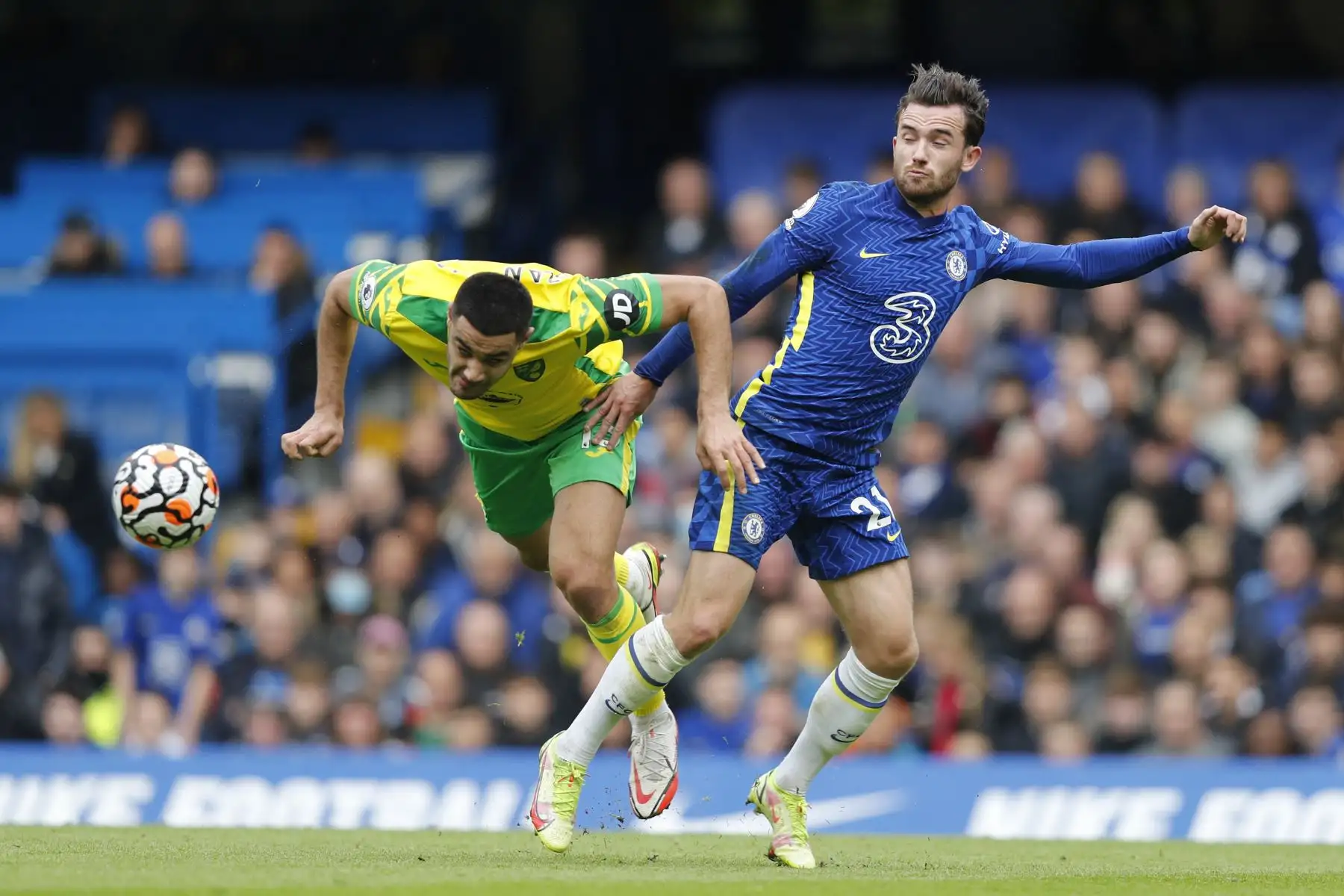 El defensor turco del Norwich City Ozan Kabak compite con el defensor inglés del Chelsea Ben Chilwell durante el partido de la Premier League. Foto: AFP