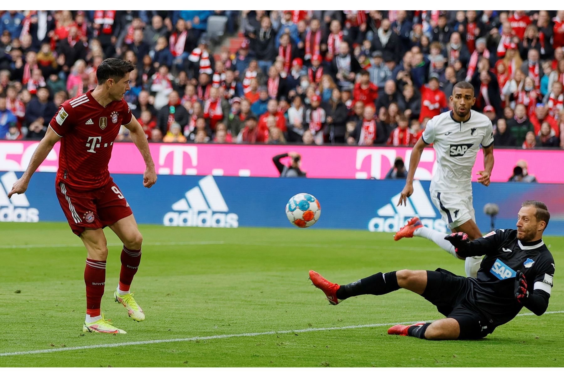 Robert Lewandowski de Munich en acción contra el portero del Hoffenheim Oliver Baumann durante el partido de la Bundesliga. Foto: EFE