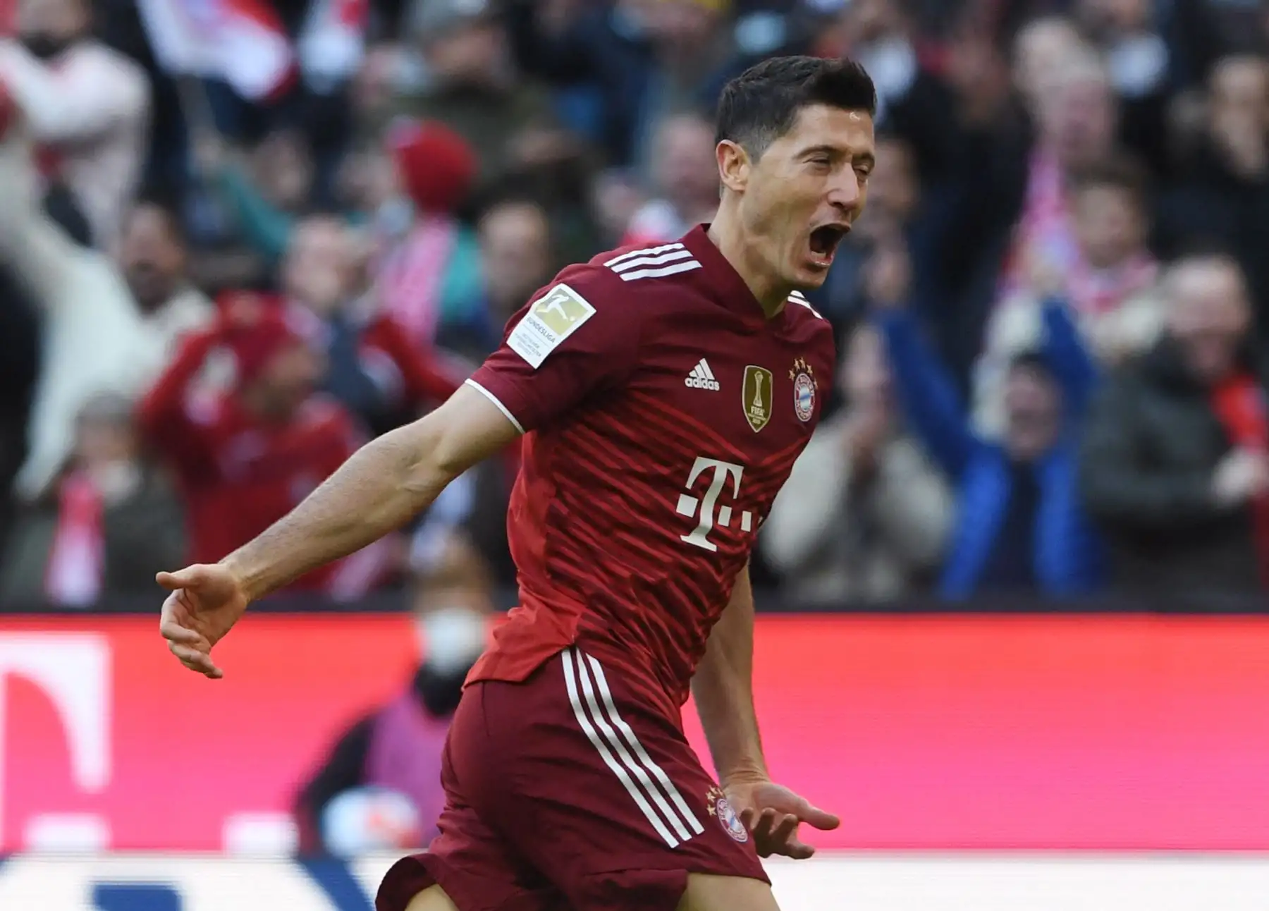 El delantero polaco del Bayern de Múnich, Robert Lewandowski, reacciona tras anotar el 2-0 durante el partido de la Bundesliga. Foto: AFP