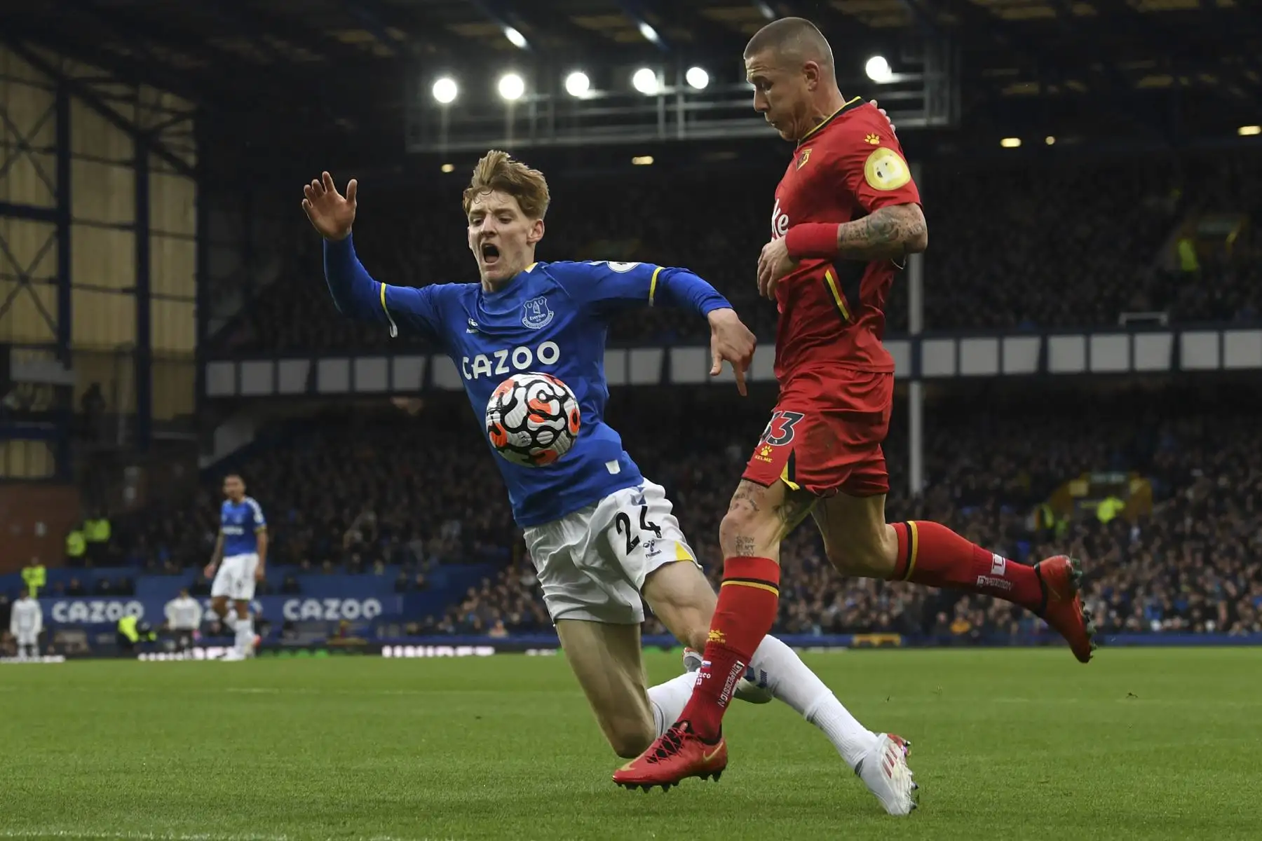 El delantero inglés del Everton, Anthony Gordon, pelea el balón con el mediocampista senegalés del Watford, Ismaila Sarr, durante el partido de la Premier League. Foto: AFP