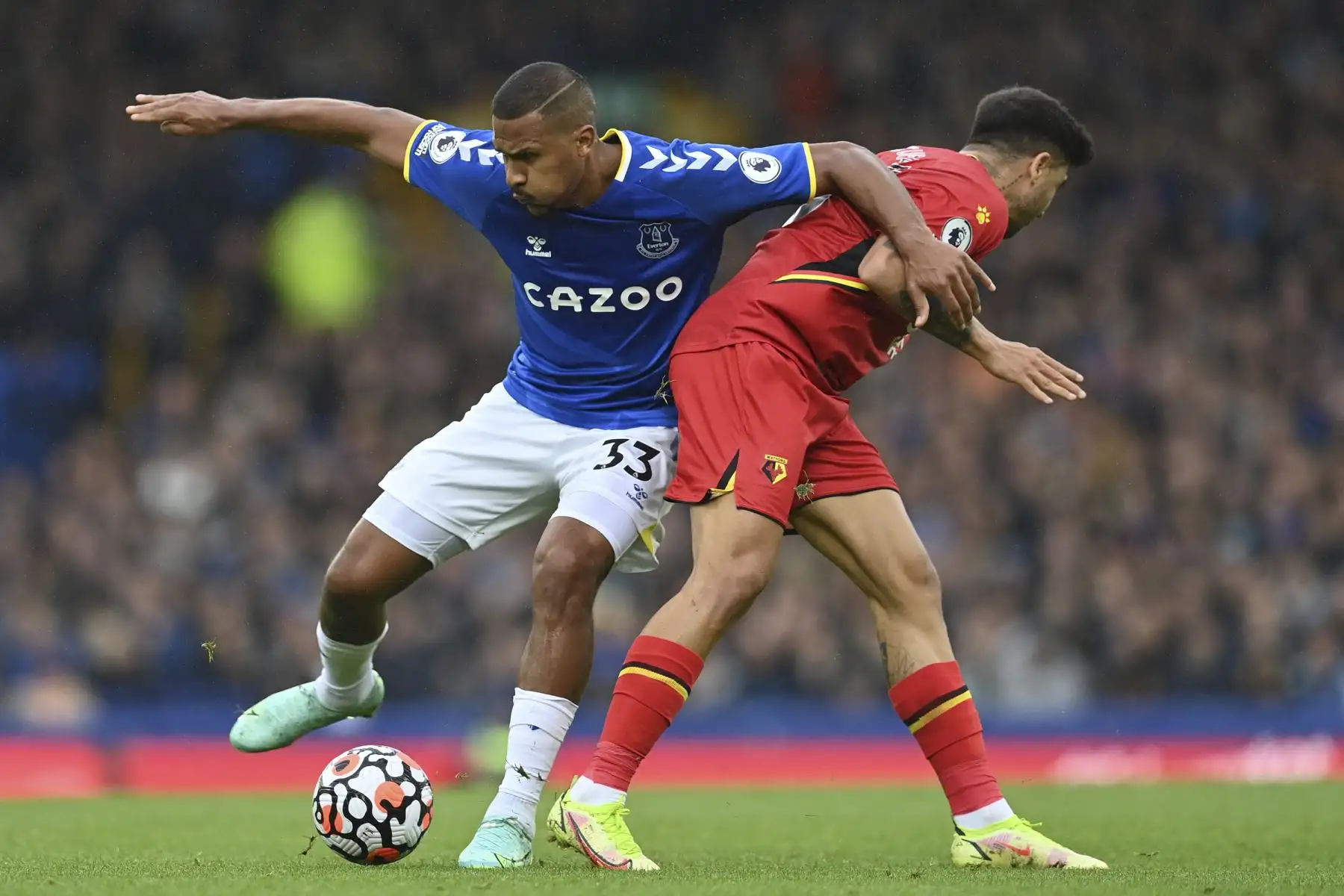 El delantero venezolano del Everton, Salomon Rondon, compite con el delantero inglés del Watford, Andre Gray, durante el partido de la Premier League. Foto: AFP