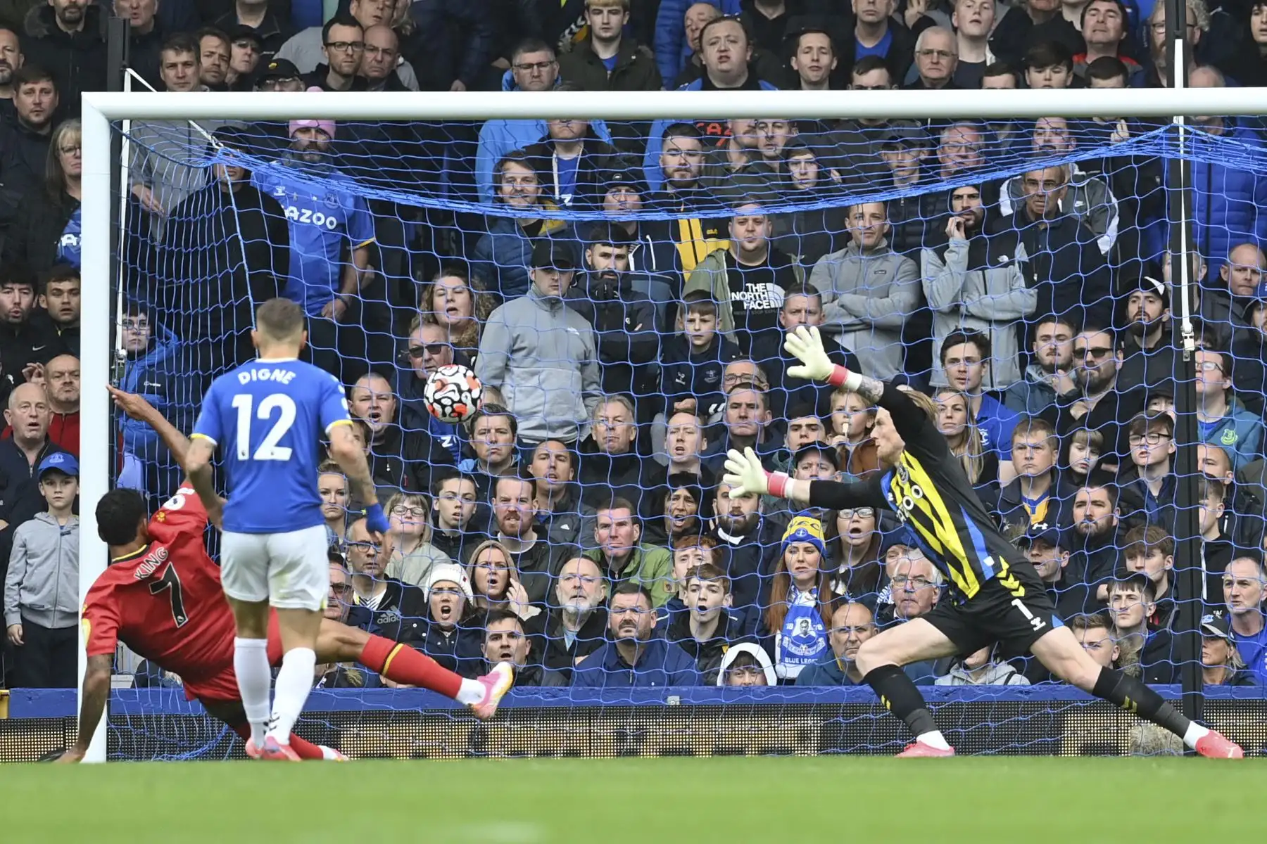 El delantero noruego de Watford Joshua King anota el primer gol de su equipo durante el partido de la Premier League. Foto: AFP