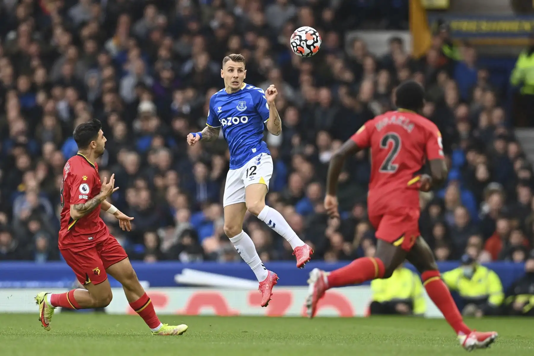 El defensor francés del Everton Lucas Digne compite con el defensor inglés del Watford Jeremy Ngakia durante el partido de la Premier League. Foto: AFP