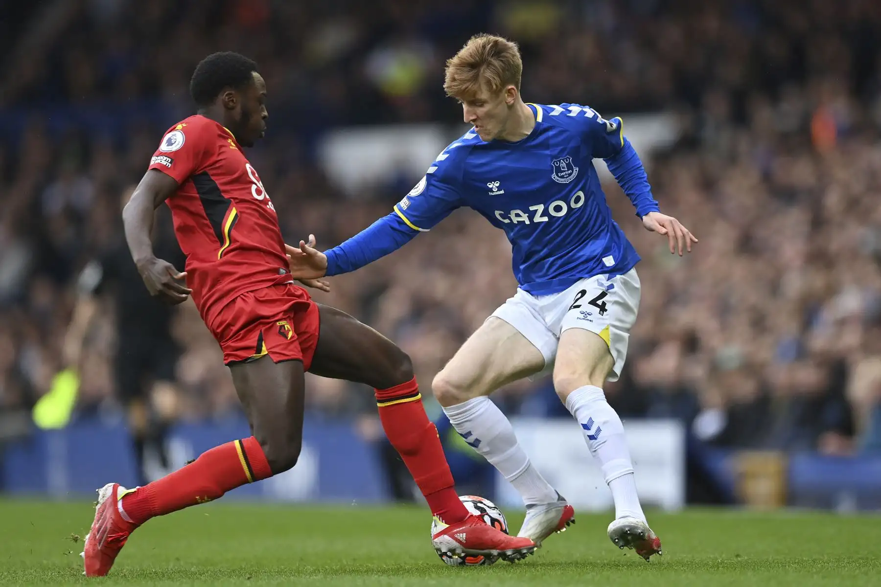 El defensor inglés de Watford Jeremy Ngakia compite con el delantero inglés del Everton Anthony Gordon durante el partido de la Premier League. Foto: AFP