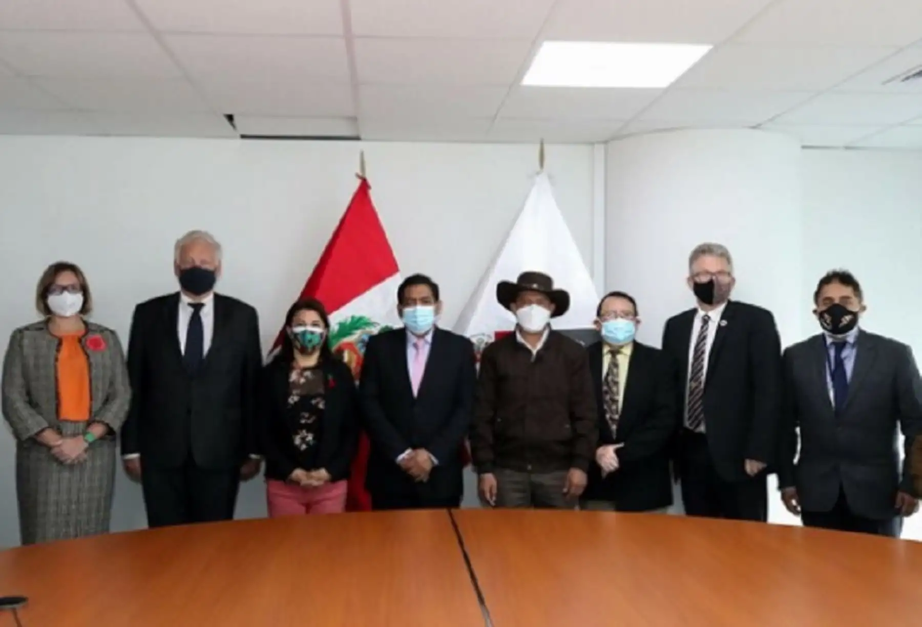 El ministro del Ambiente, Rubén Ramírez, sostuvo con los ministros de Cultura, Gisella Ortíz; y de Desarrollo Agrario y Riego, Víctor Maita; y con los embajadores de Estados Unidos, Lisa Kenna; de Reino Unido, Kate Harrisson; de Alemania, Stefan Herzberg; y de Noruega, Jostein Leiro.
