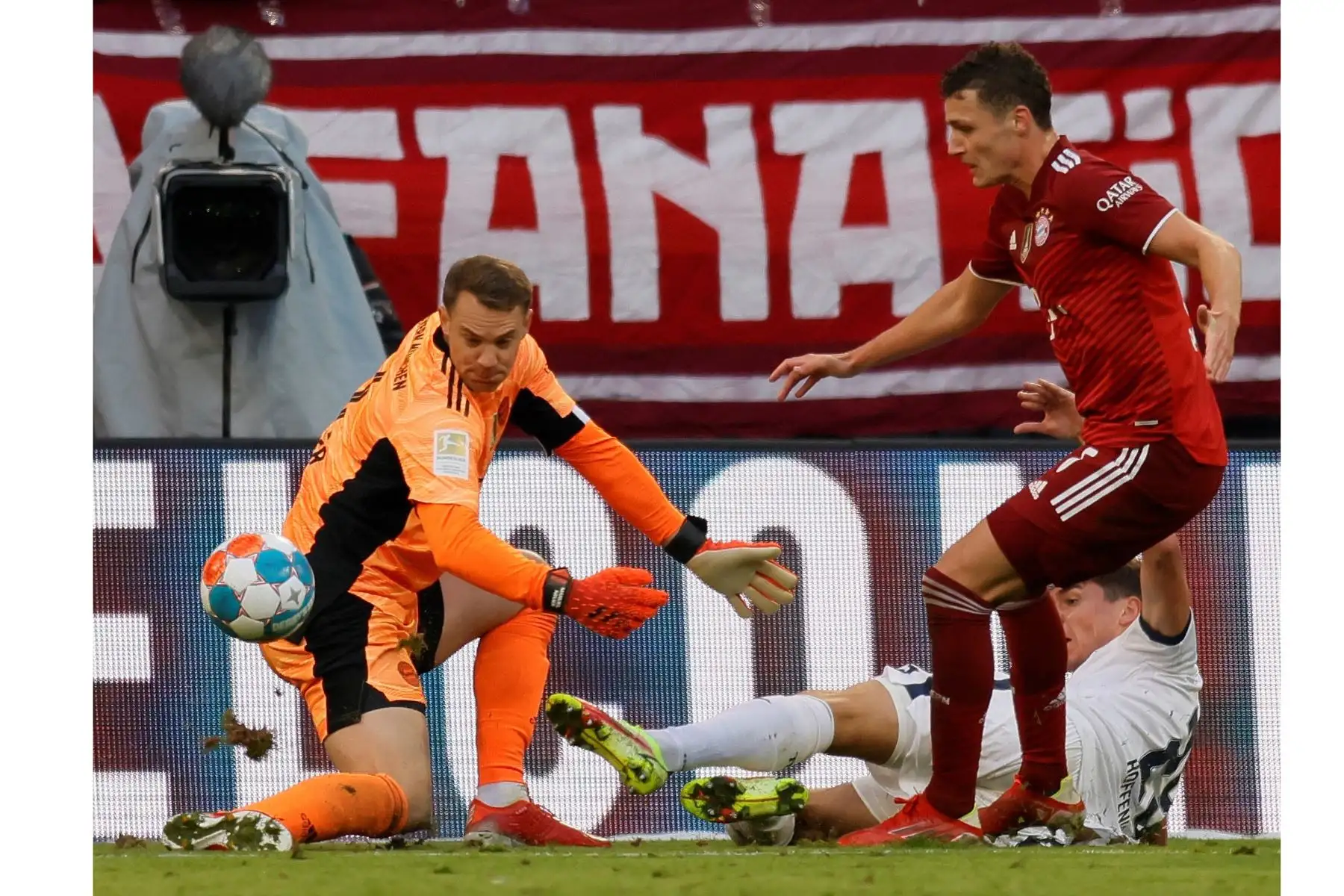 El portero de Múnich Manuel Neuer en acción contra Robert Skov del Hoffenheim durante el partido de la Bundesliga. Foto: EFE