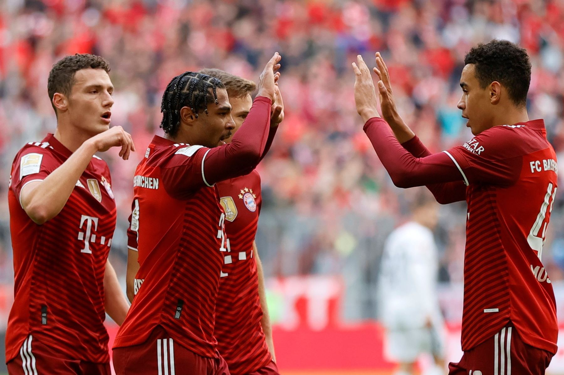 Serge Gnabr de Múnich celebra con sus compañeros tras marcar el primer gol en el partido de la Bundesliga. Foto: EFE