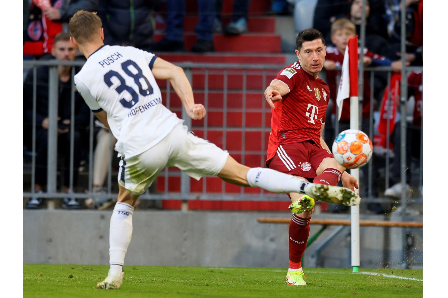 Robert Lewandowski del Munich en acción contra Stefan Posch del Hoffenheim durante el partido de la Bundesliga. Foto: EFE