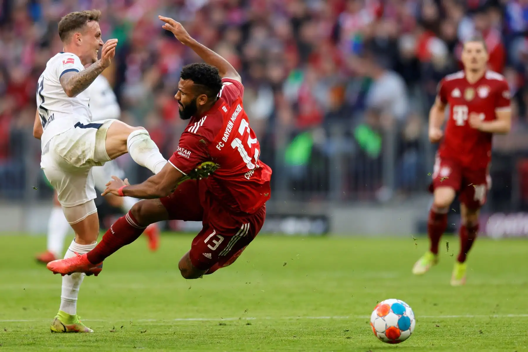 Eric Maxim Choupo-Moting de Munich en acción contra Andrej Kramaric del Hoffenheim durante el partido de la Bundesliga. Foto: EFE