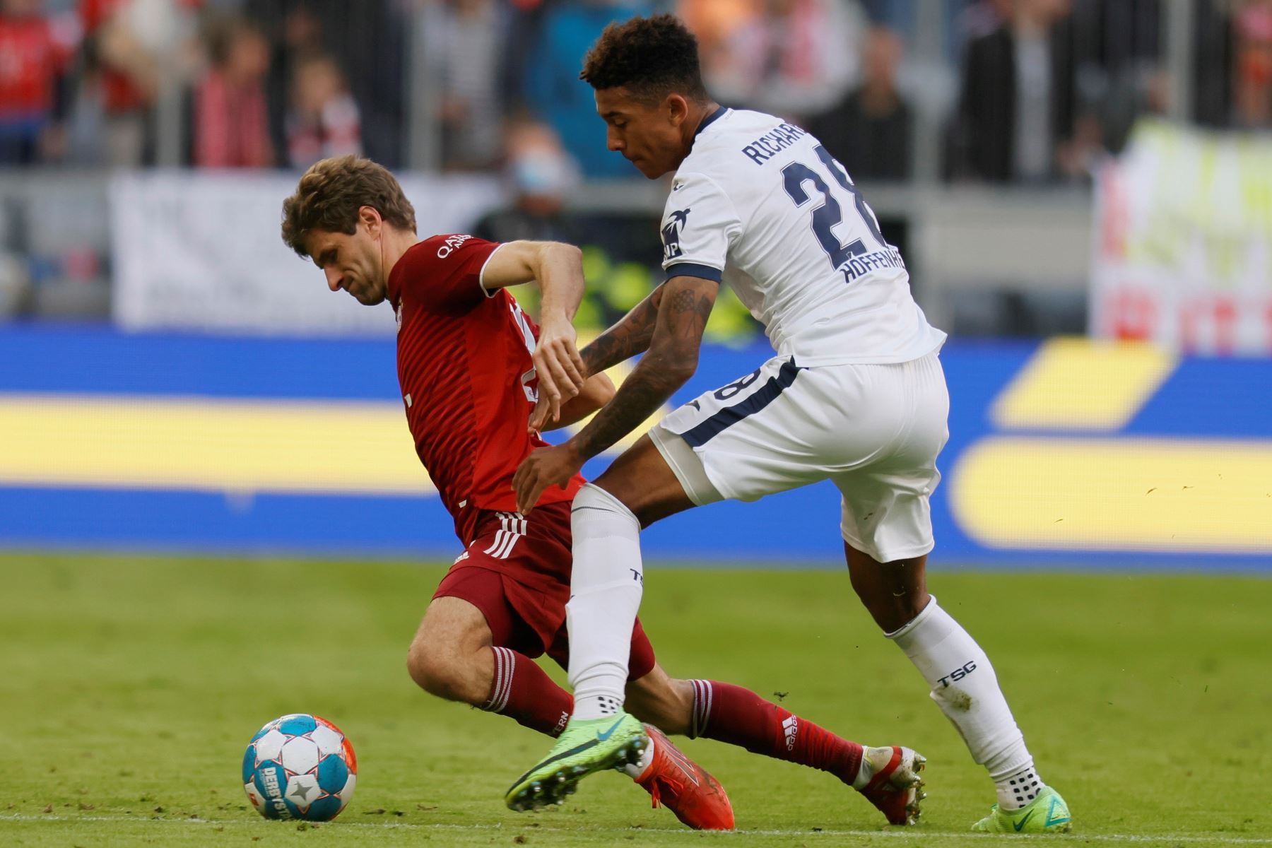 Thomas Mueller de Munich en acción contra Christopher Richards del Hoffenheim durante el partido de la Bundesliga. Foto: EFE