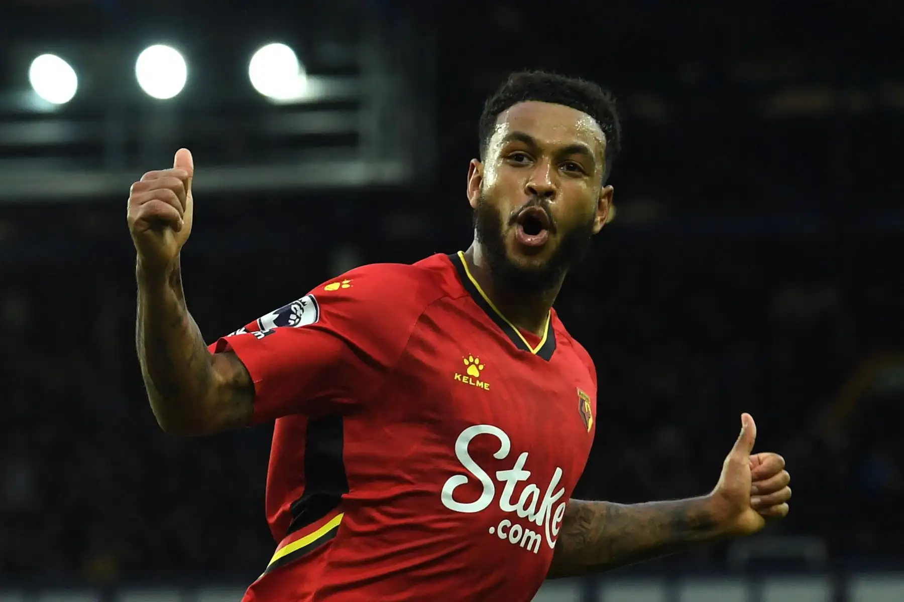 El delantero noruego del Watford Joshua King celebra anotar el cuarto gol de su equipo durante el partido de la Premier League. Foto: AFP